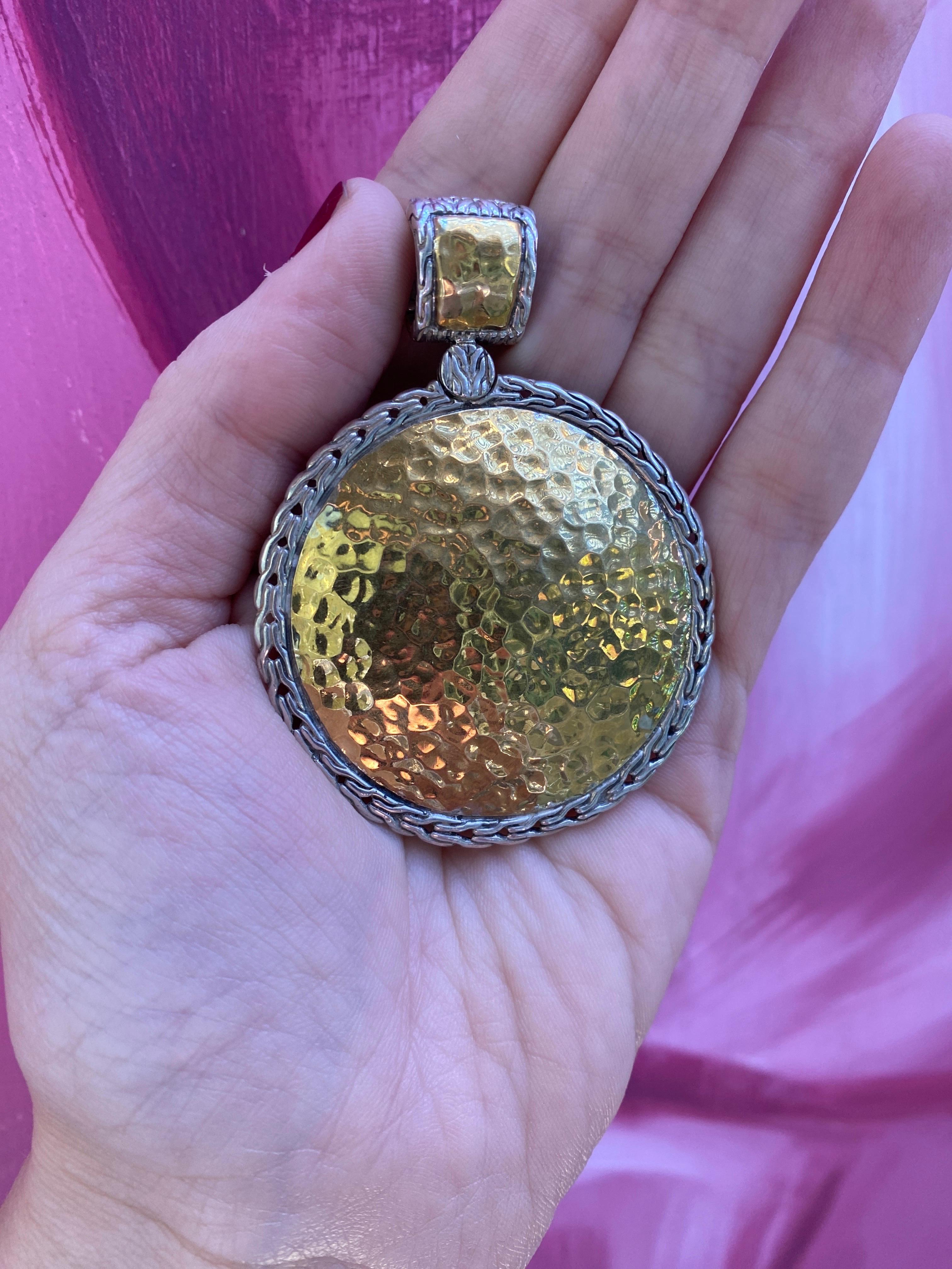 John Hardy Ciondolo reversibile in argento sterling e oro giallo 22k Palu martellato in vendita 5