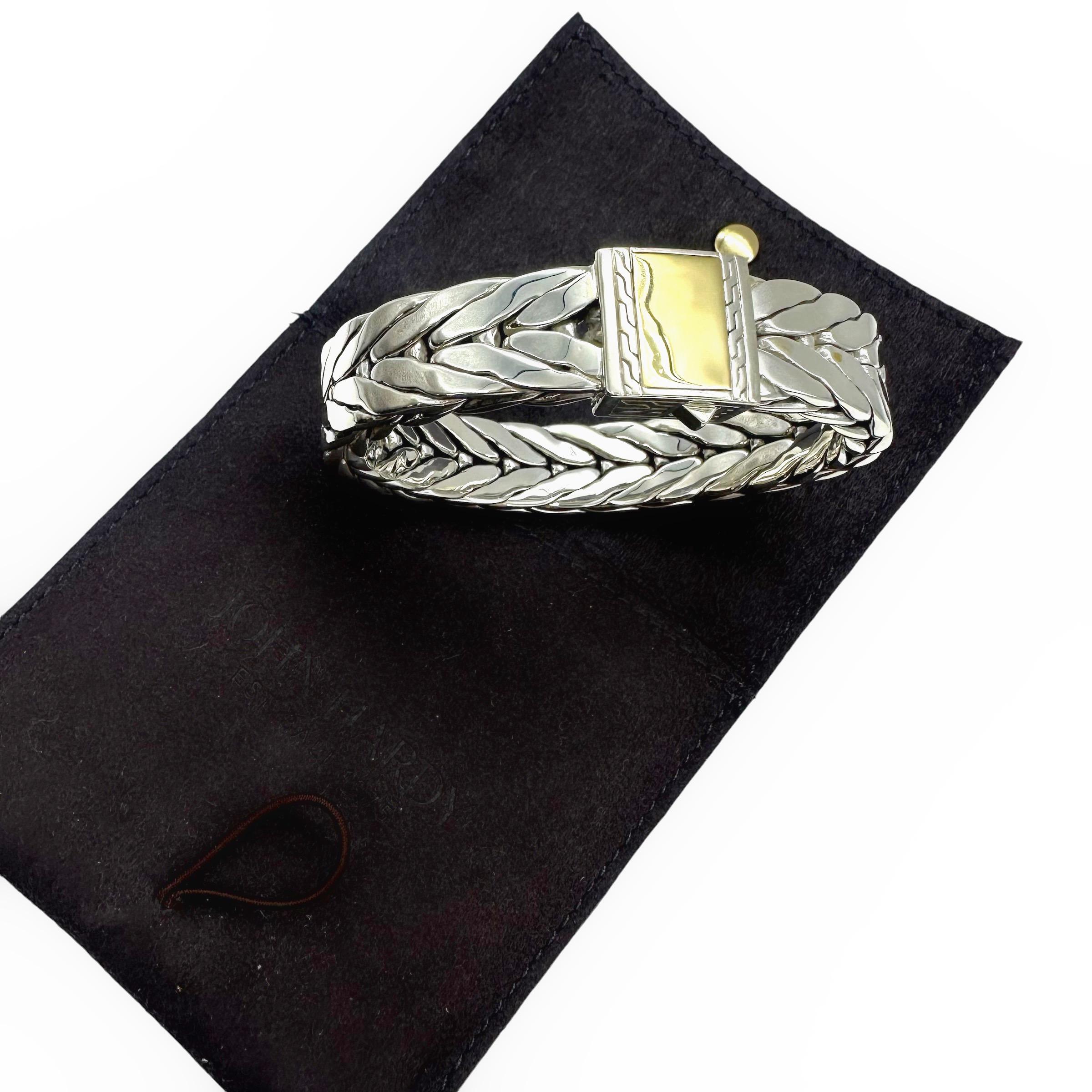 John Hardy Modern Chain Collection
Stil: Armreif - Glieder in Chevron-Form mit Druckknopfverschluss - Ikonisches gewebtes Motiv
Metall:  Sterling Silber & 18k Gelbgold
Größe/Maße:  1/3 Zoll (15mm) Dicke - Medium 
Wahrzeichen:  JH 925 M 1/3