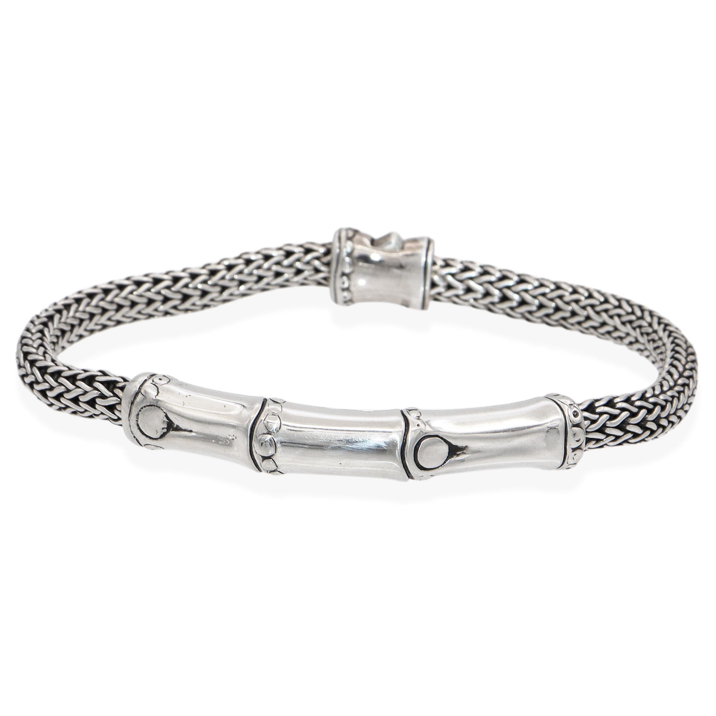 Precioso conjunto de joyas de plata de ley John Hardy de la Colección Bambú, que incluye un par de grandes pendientes de aro escultóricos y una pulsera a juego con motivos de bambú. Los pendientes muestran la textura de bambú tallada a mano