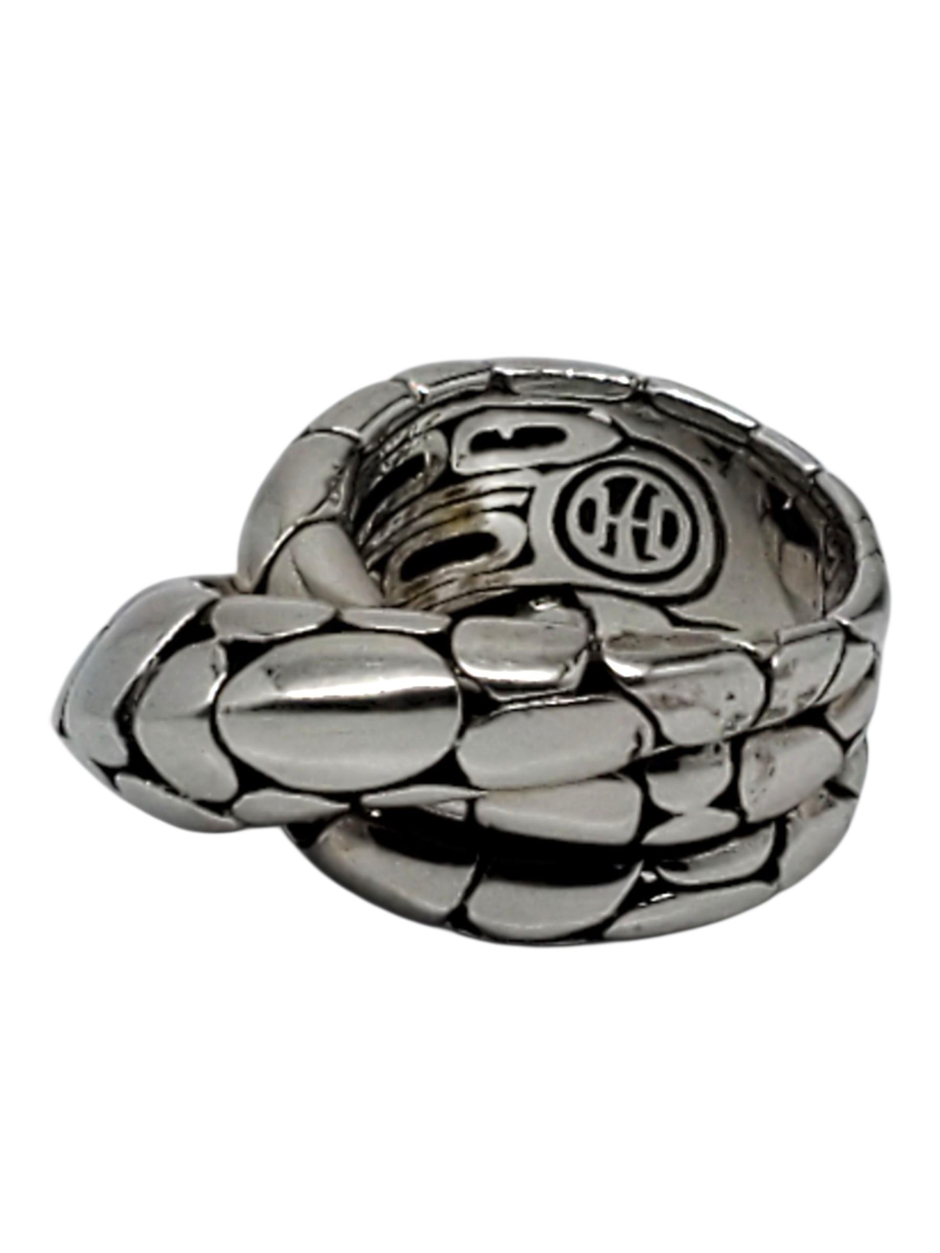 John Hardy Sterling Silber Batu Kali Kieselstein Ring 

Dieser elegante John Hardy Batu Kali Ring aus Sterlingsilber zeigt erhabene organische Kieselsteinmotive in einer gewölbten skulpturalen Form.

Größe: 7 1/4

Breite: 16 mm an der breitesten