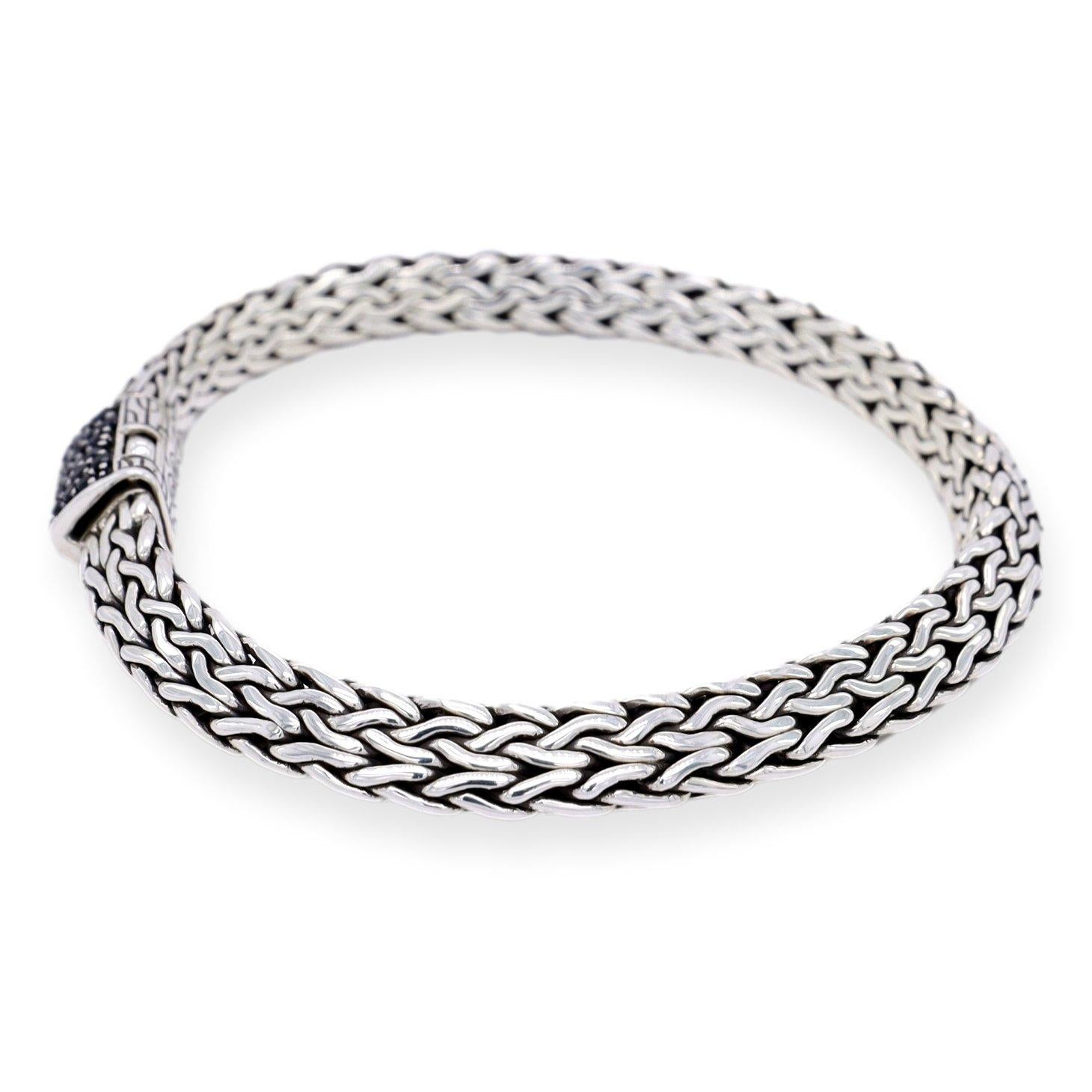 The John Hardy Sterling Silver Black Sapphire Tiga Chain Bracelet is a beautiful and stylish piece of jewelry made from high quality sterling silver. The bracelet features black treated sapphires set in a sleek 6.5mm Tiga chain design. It is 7.25