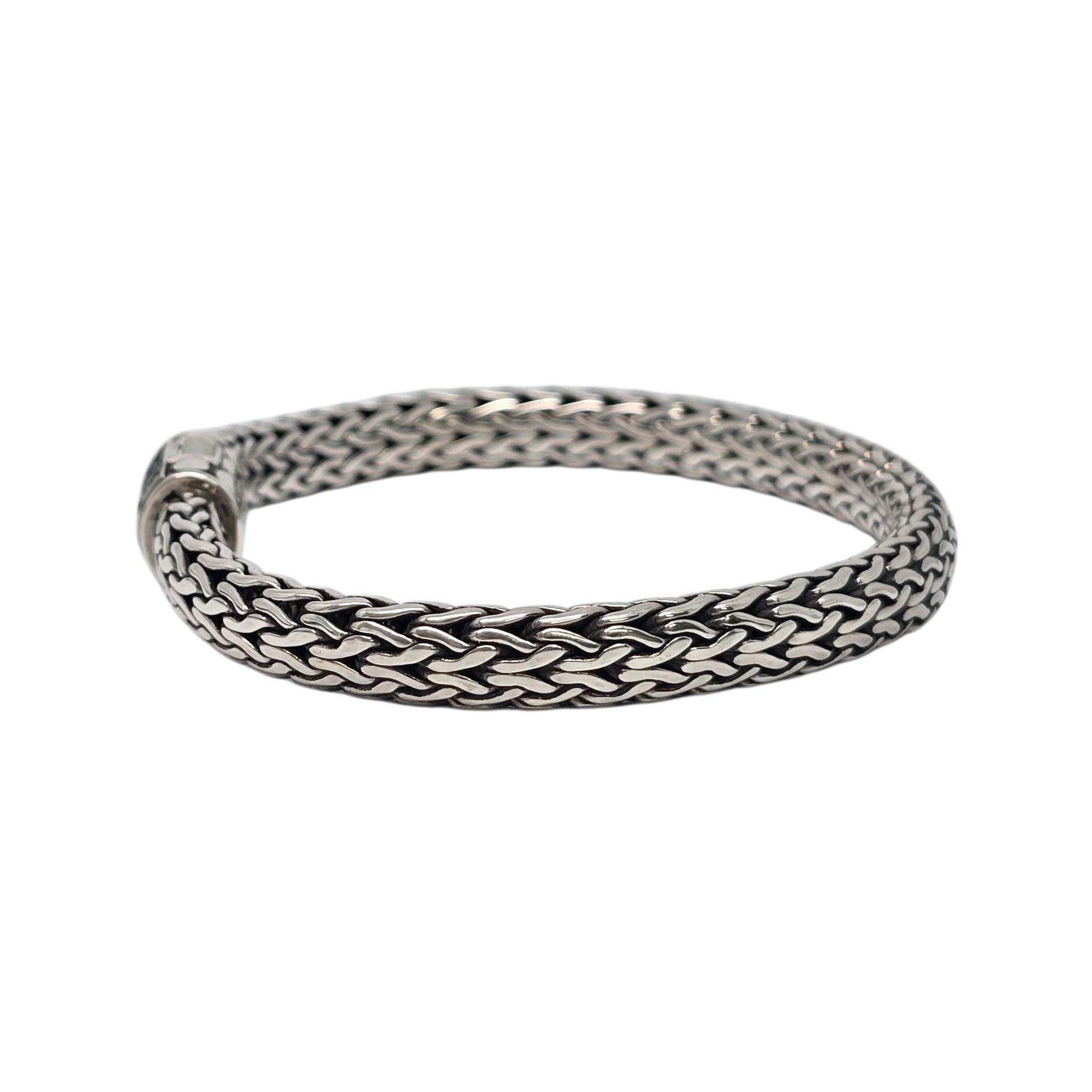 John Hardy sterling silver Classic Chain Icon black sapphire pave bracelet.

This beautiful sterling silver wheat bracelet features a cluster of pave set black sapphire stones on the clasp. Push clasp closure.

Measures approx 7 1/4