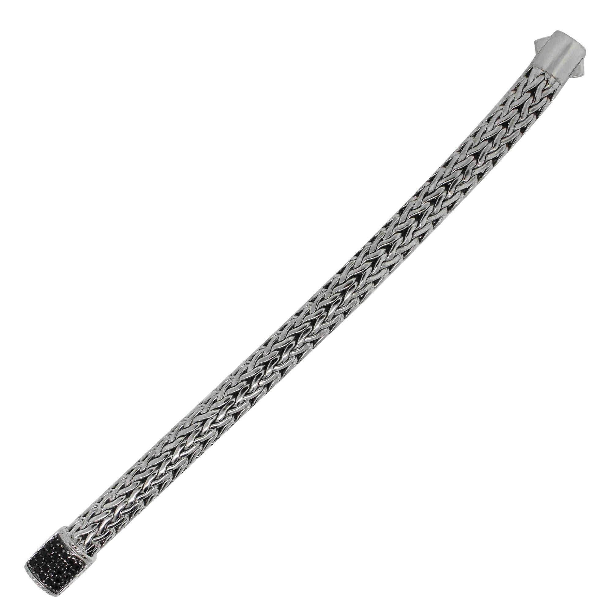 John Hardy - Bracelet tressé en argent sterling avec saphir noir

Ce bracelet tissé John Hardy est réalisé en argent sterling avec des saphirs noirs naturels. Cette superbe pièce présente un design intemporel et complexe qui met en valeur le