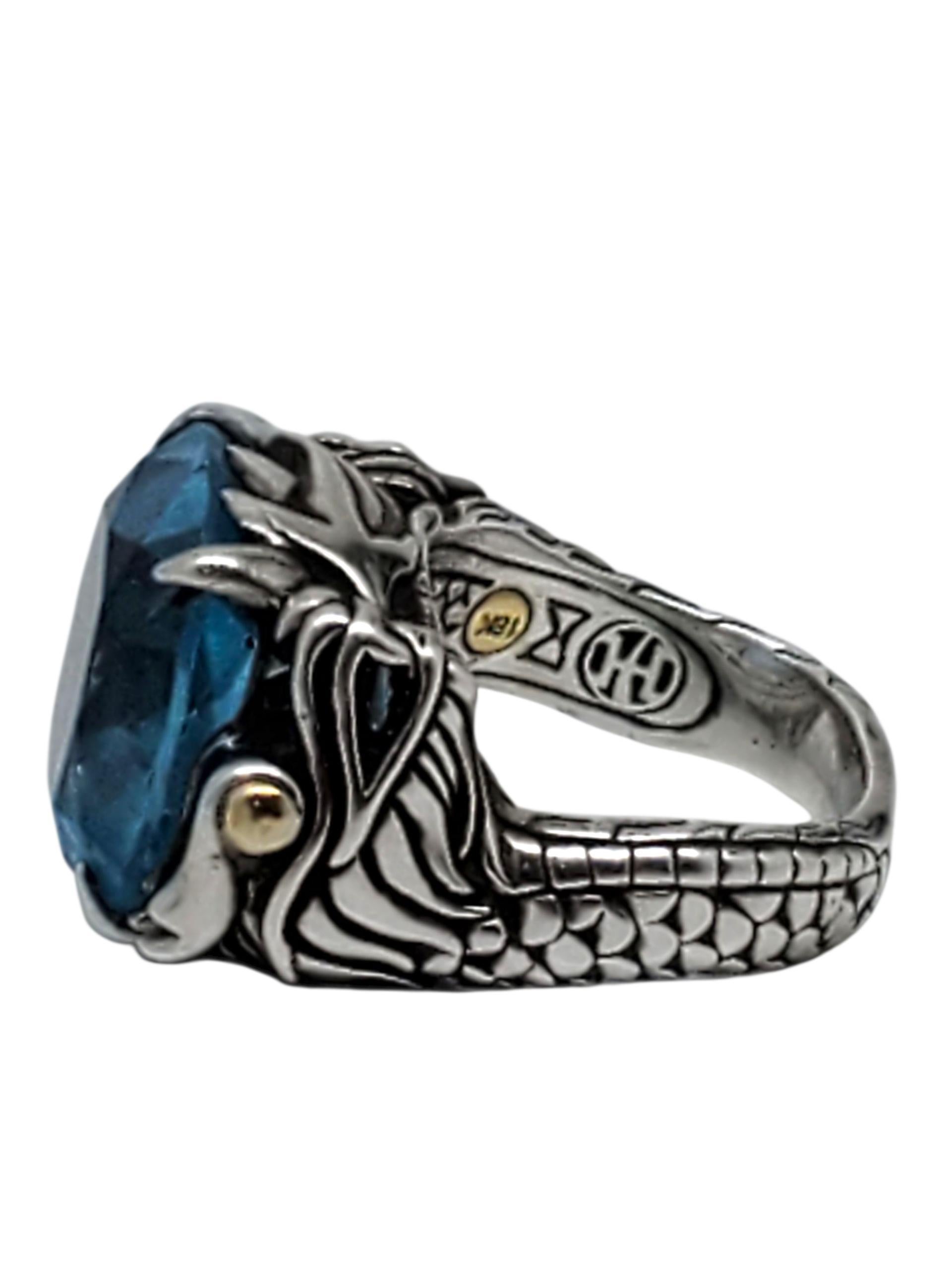 John Hardy - Anello con drago di topazio blu in argento sterling -

Questo magnifico anello a forma di drago in argento sterling di John Hardy presenta una gemma di topazio blu tagliata a cuscino (16,17 mm x 16,10 mm) con dettagli in