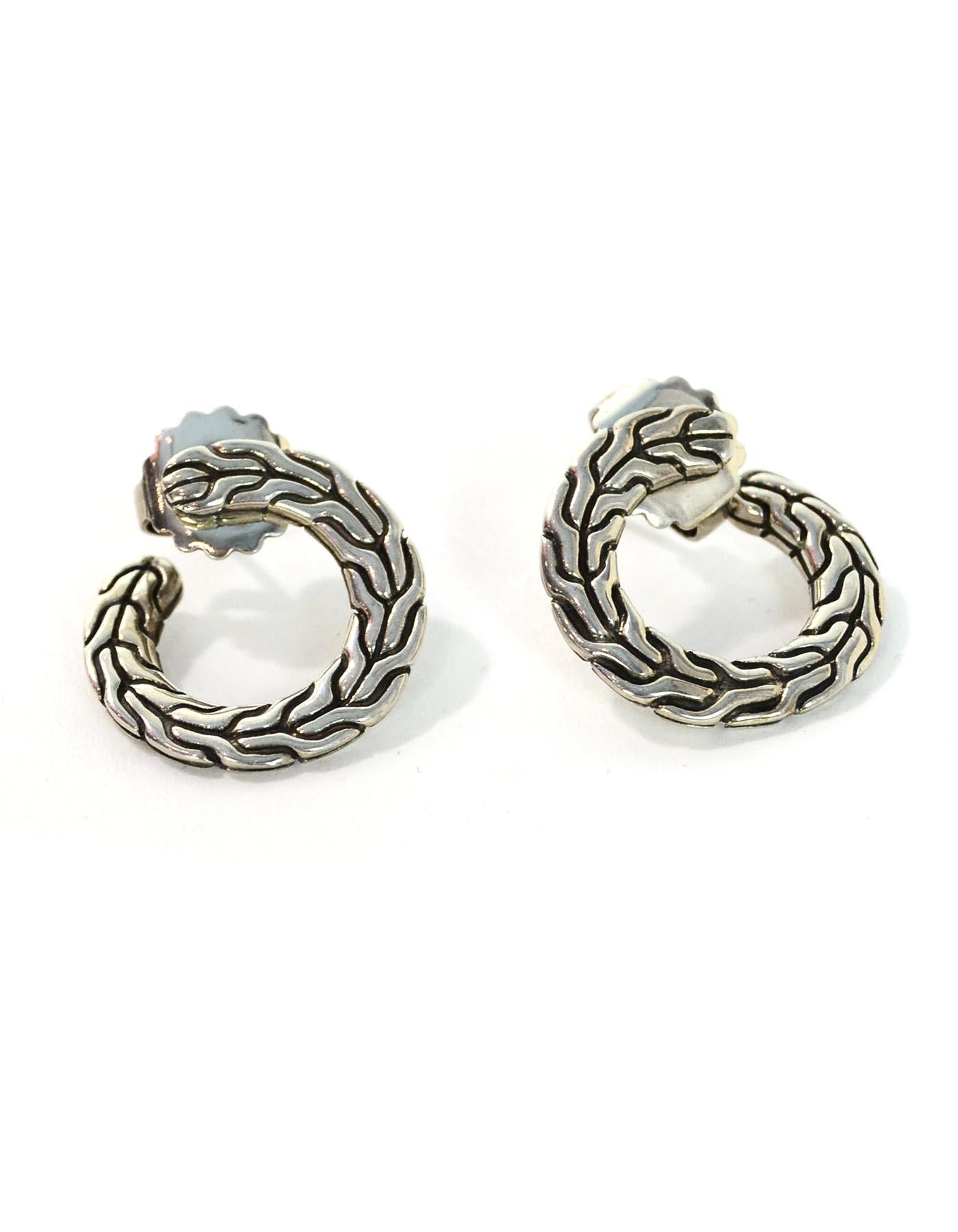 John Hardy Sterling Silver Carved Classic Chain Round Stud Earrings In Excellent Condition In New York, NY