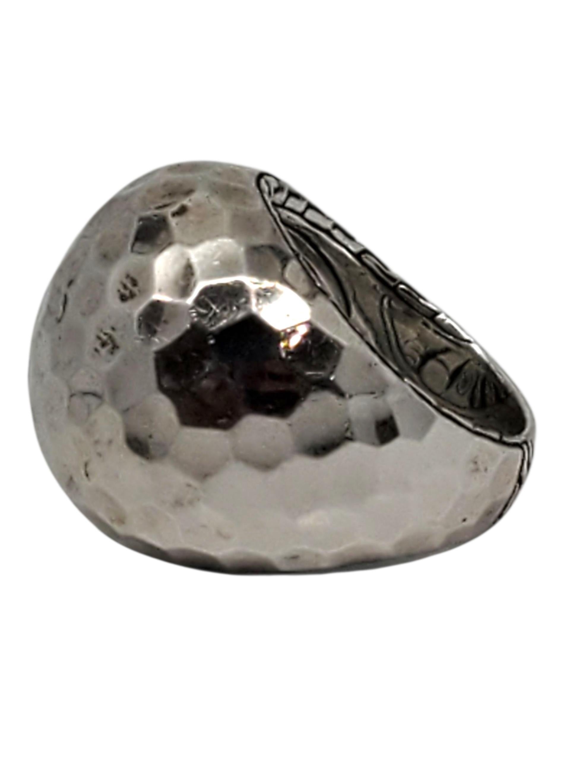 John Hardy - Anello a cupola in argento martellato -

Questo audace anello a cupola in John Hardy Silver è meticolosamente martellato a mano per creare una superficie sfaccettata a nido d'ape.

Dimensione: 7.25

Parte superiore dell'anello: 21mm x