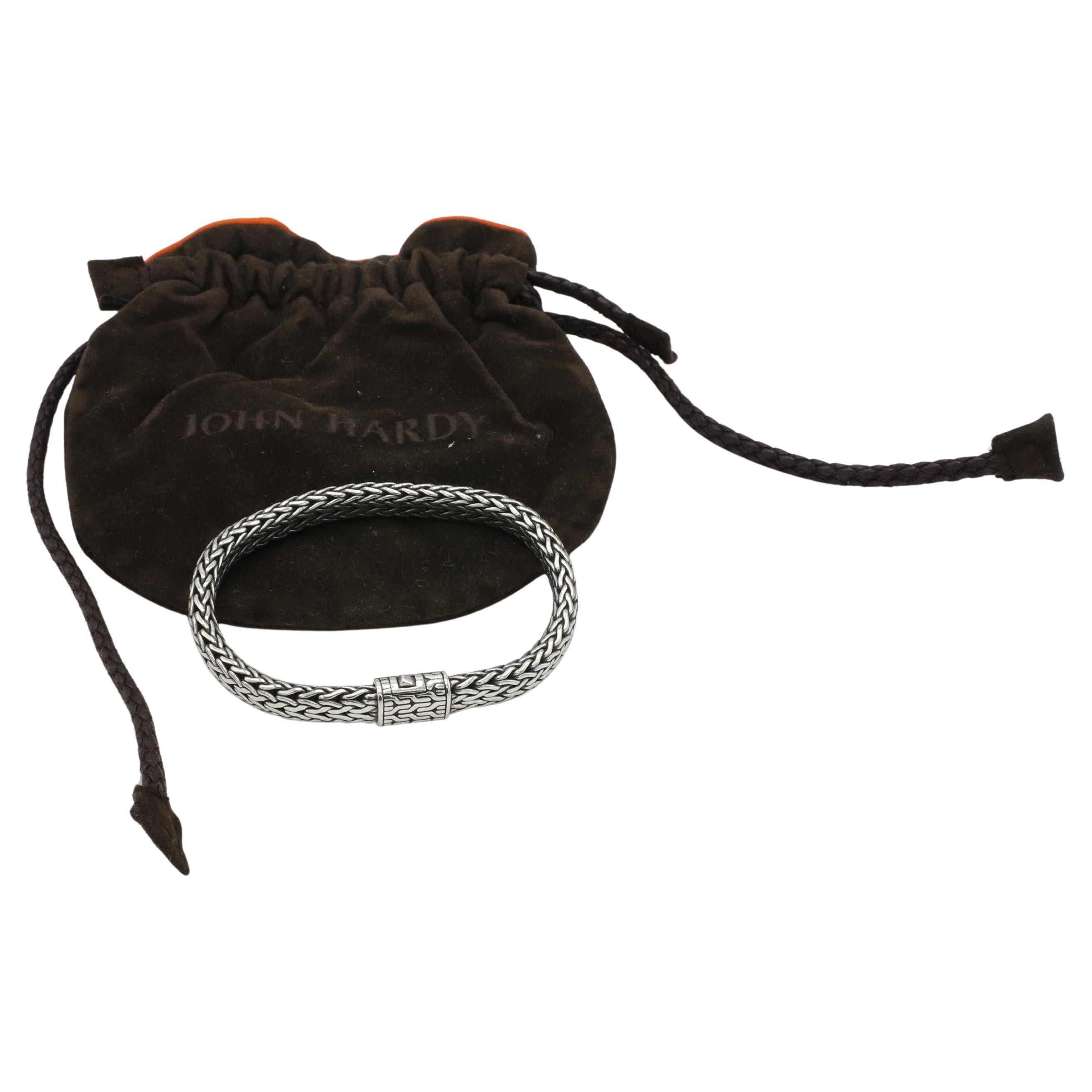 John Hardy Sterling Silver Icon Classic Woven Mesh Chain Link Bracelet 10MM
Métal : Argent sterling 925
Poids : 43.5 grammes
Largeur : 10 mm
Longueur : 7,5 pouces
NT F35000760