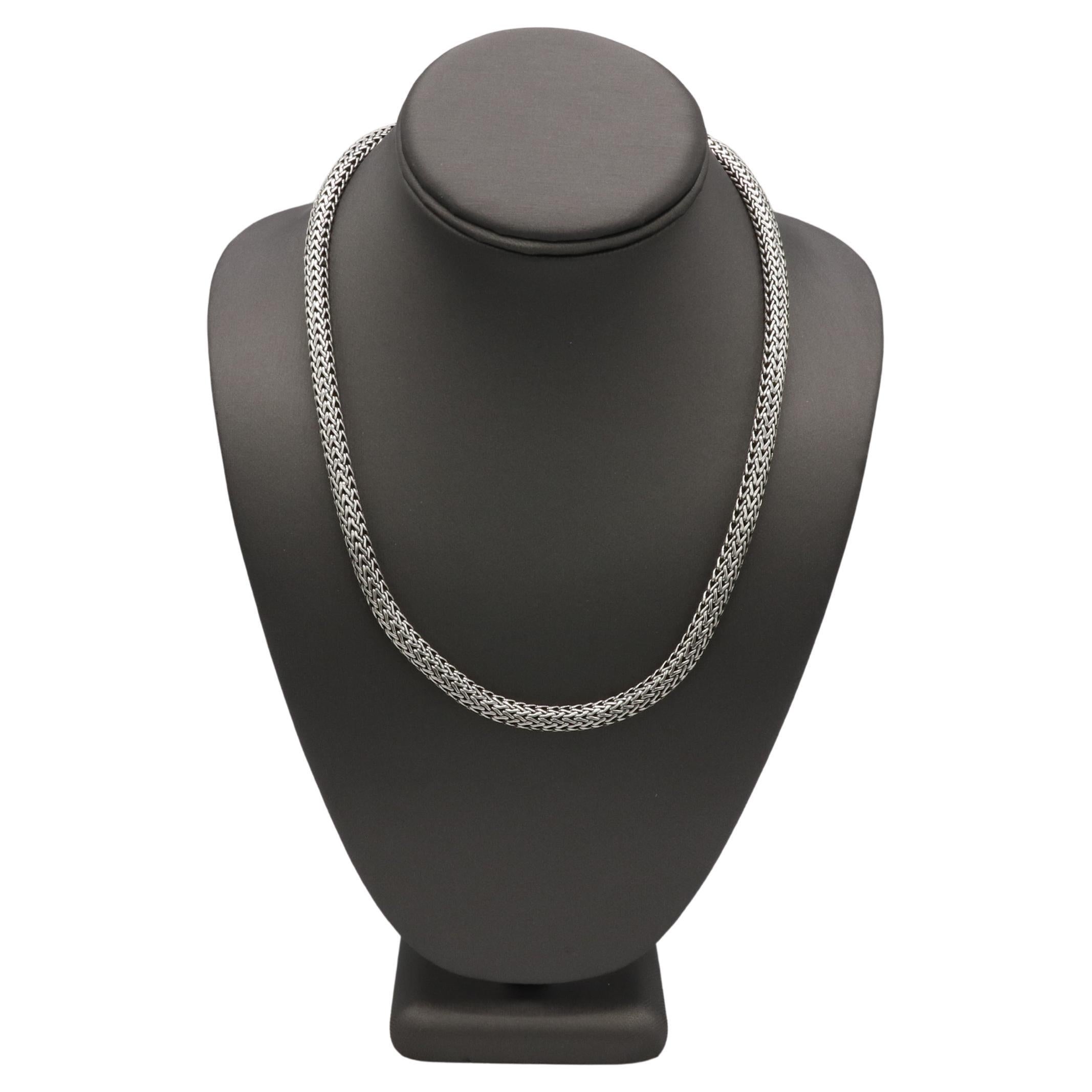 Collar de eslabones de cadena tejida Icon de plata de ley John Hardy 6,5MM
Metal: Plata de ley 925
Peso: 69.5 gramos
Longitud: 20 pulgadas
Anchura: 6.5 mm
Venta al por menor: 1,320 USD
NT F35000763