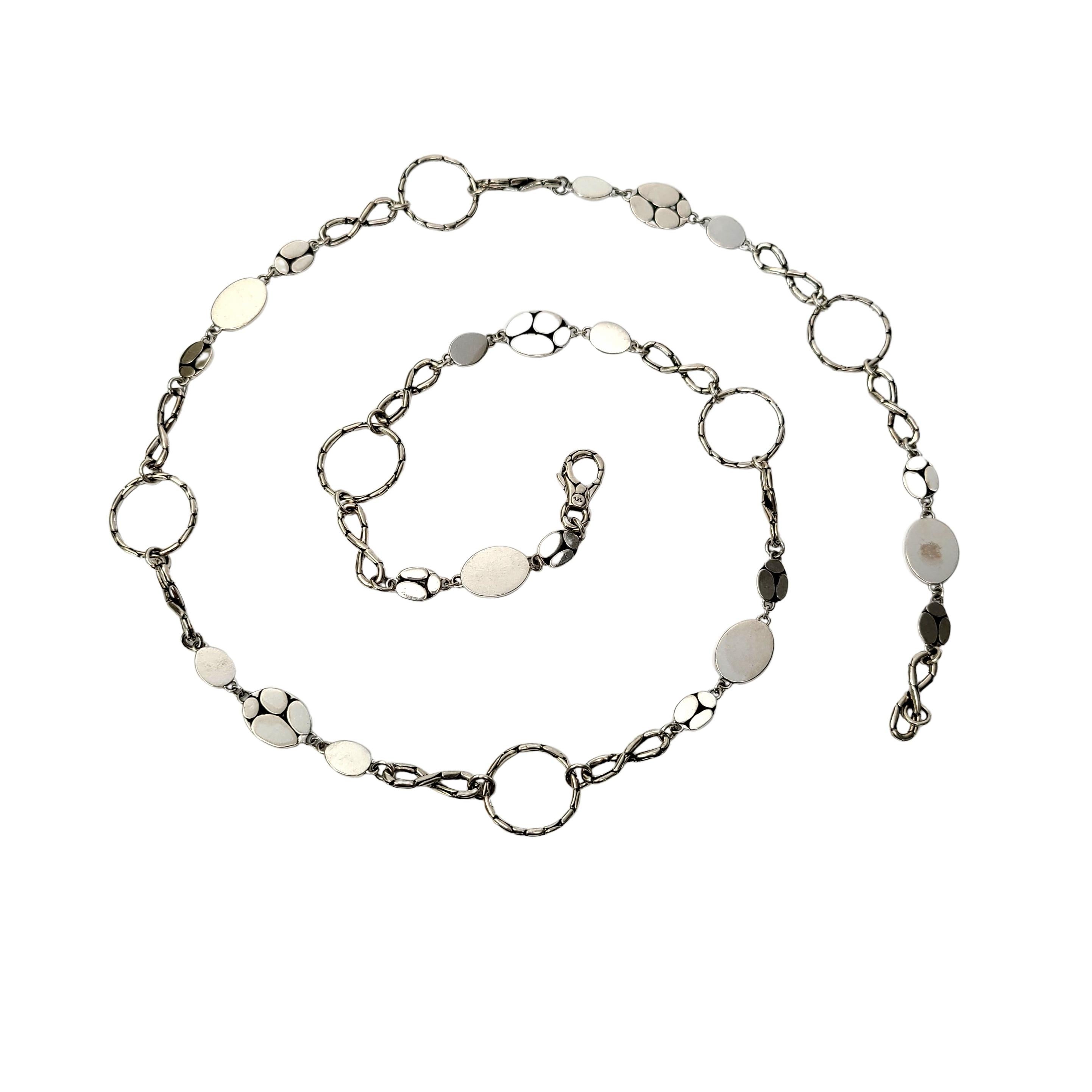 Collana Kali Menari Stations di John Hardy in argento sterling.

Questa bellissima collana in argento sterling presenta maglie con design a ciottoli mescolate a maglie lisce e lucide.

Misura circa 32
