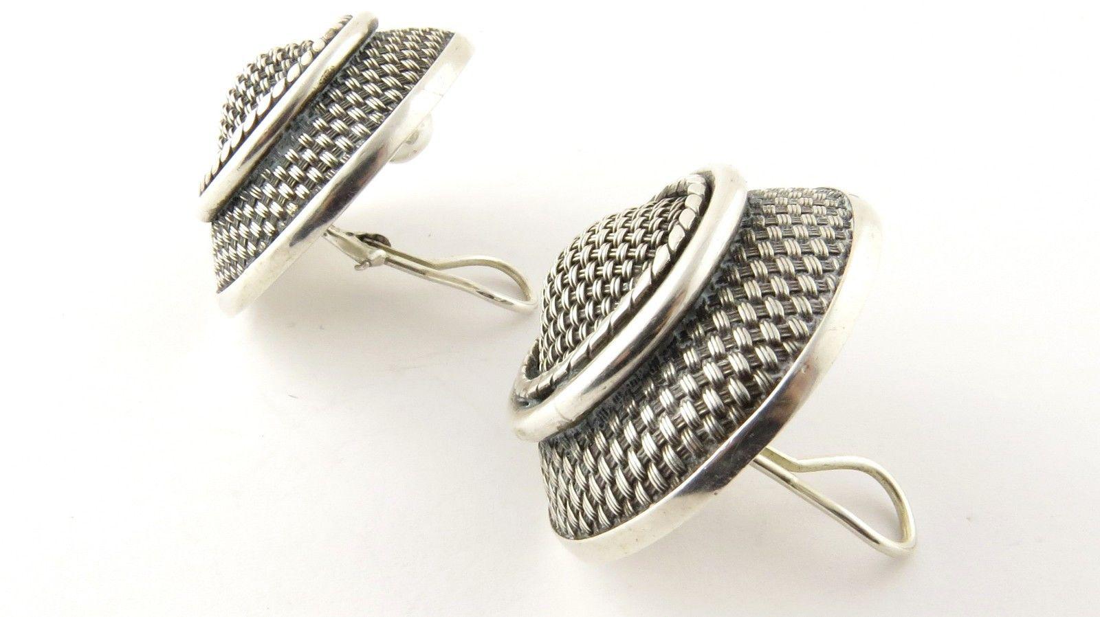 John Hardy Sterling Silver Large Round Mesh Button Earrings Clip On

These authentic John Hardy earrings are approx. 36 mm in diameter and 15 mm thick

Stamped 925 Indonesia with John Hardy Hallmark

24.6 dwt / 38.2 g

Very good pre owned condition.

