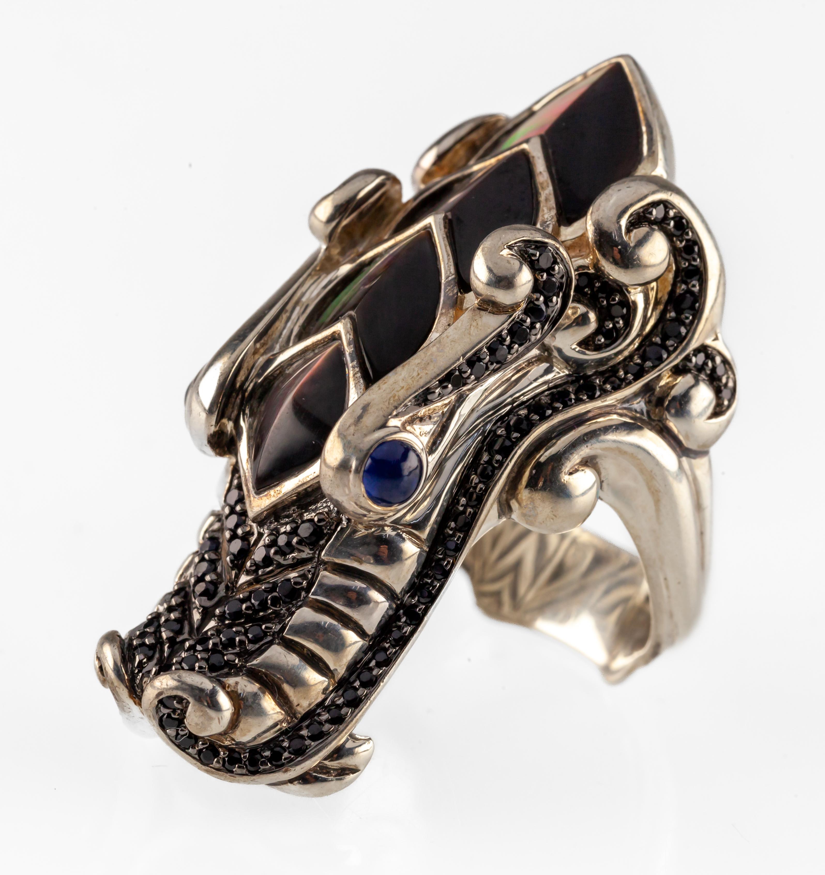 Anillo Dragón Naga Leyendas John Hardy de plata de ley con talla 6,75

Precioso anillo de plata de ley de John Hardy
Presenta el Dragón de Leyendas en un entorno envolvente
Engastada con zafiros negros, ojos de espinela azul y escamas de nácar