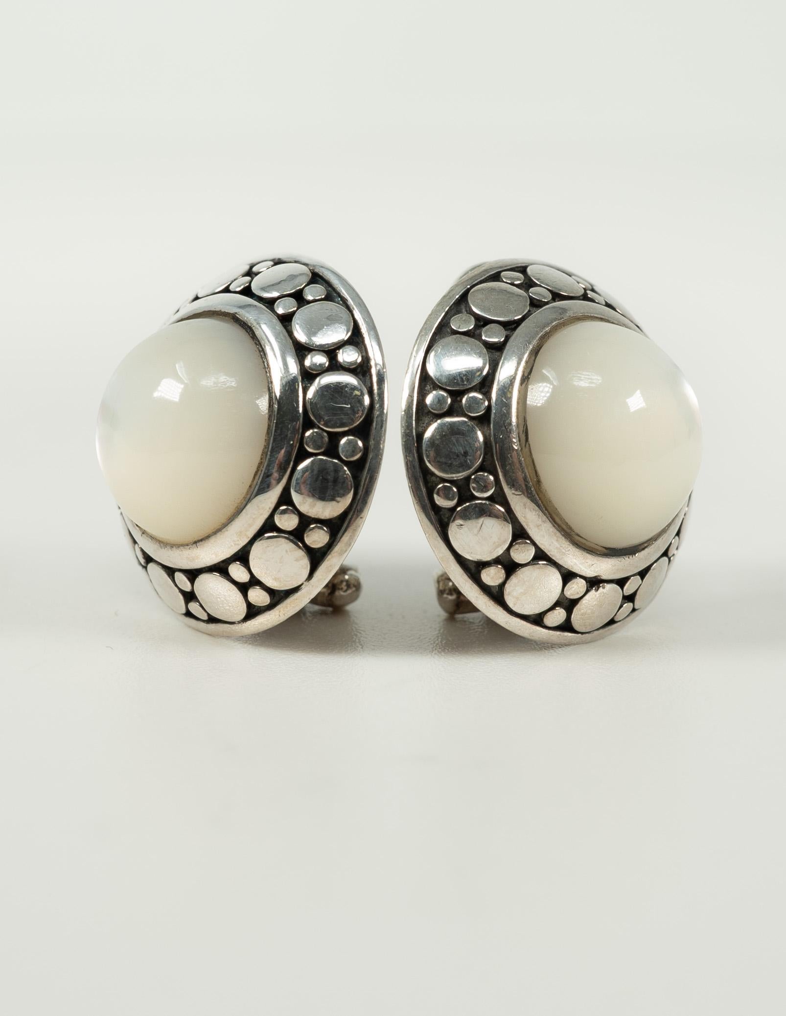 In sterling silver, centered with a cabochon-cut Mother of Pearl, these John Hardy earrings from the retired Batu Dot Dome collection are a must have!
