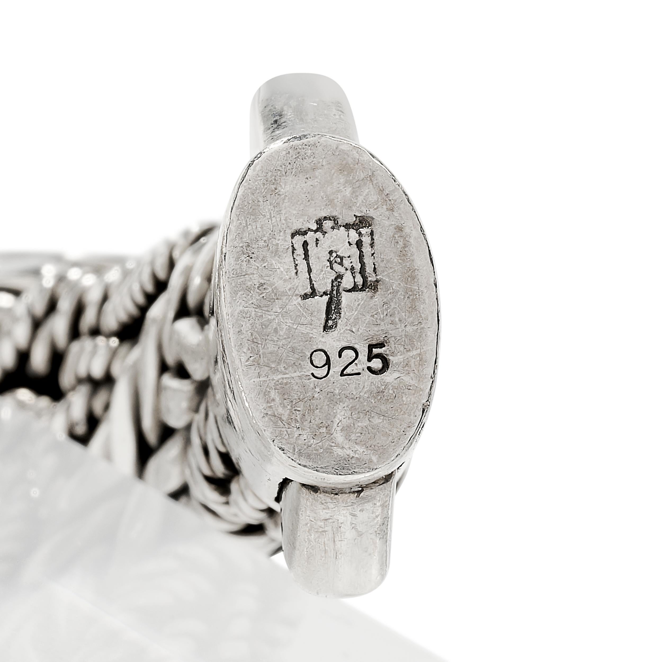 Un classico senza tempo: questo braccialetto John Hardy con catena a più fili è realizzato in argento sterling e offre un pezzo versatile ed elegante che si adatta a qualsiasi stile.

Firmato 