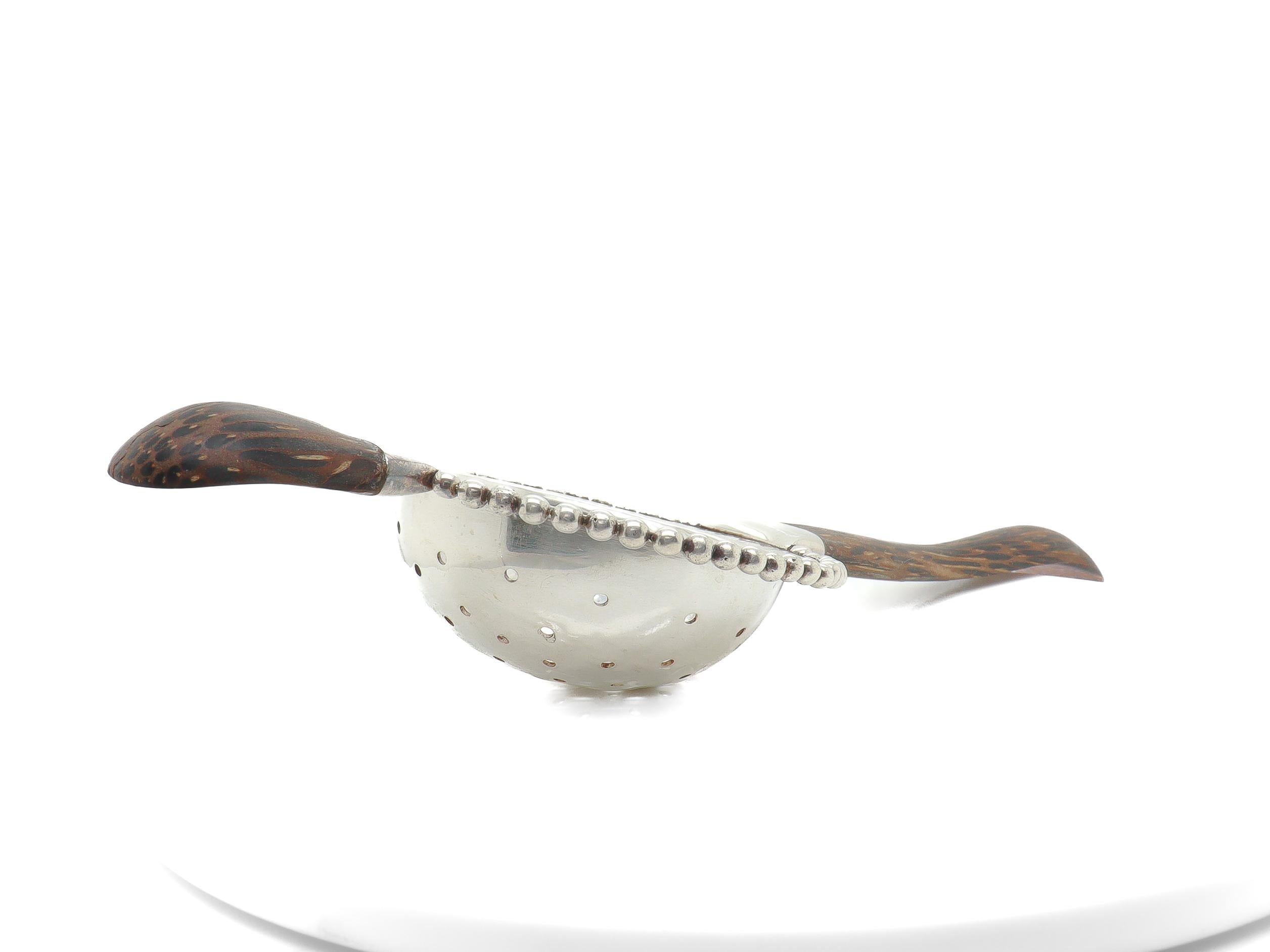 XX secolo John Hardy, colino da tè in argento sterling e legno di palma in vendita