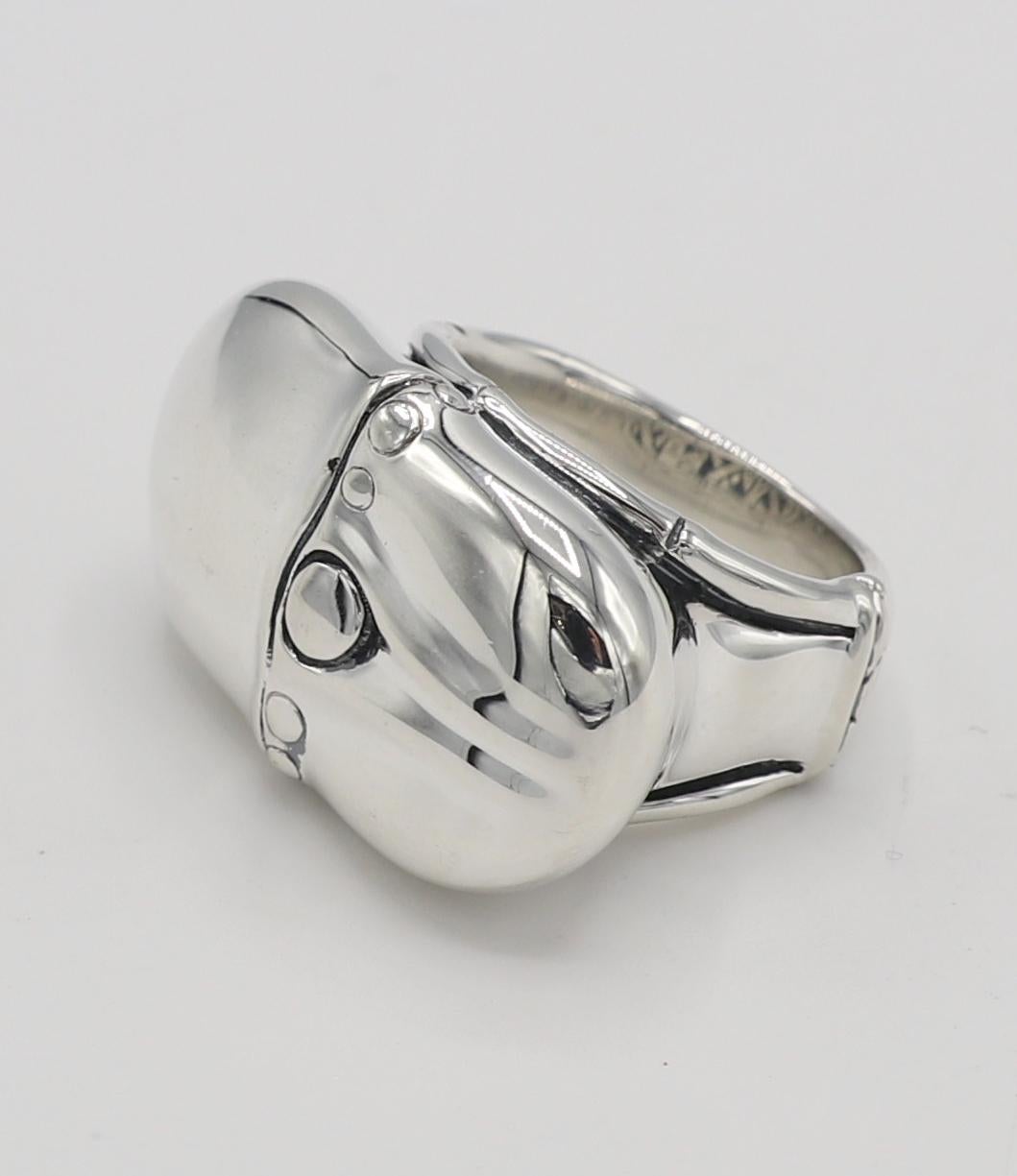 John Hardy Sterling Silver Ring 
Metal: Sterling silver 925
Weight: 19.22 grams
Size: 7 (US)
Top: 29 x 17.5mm