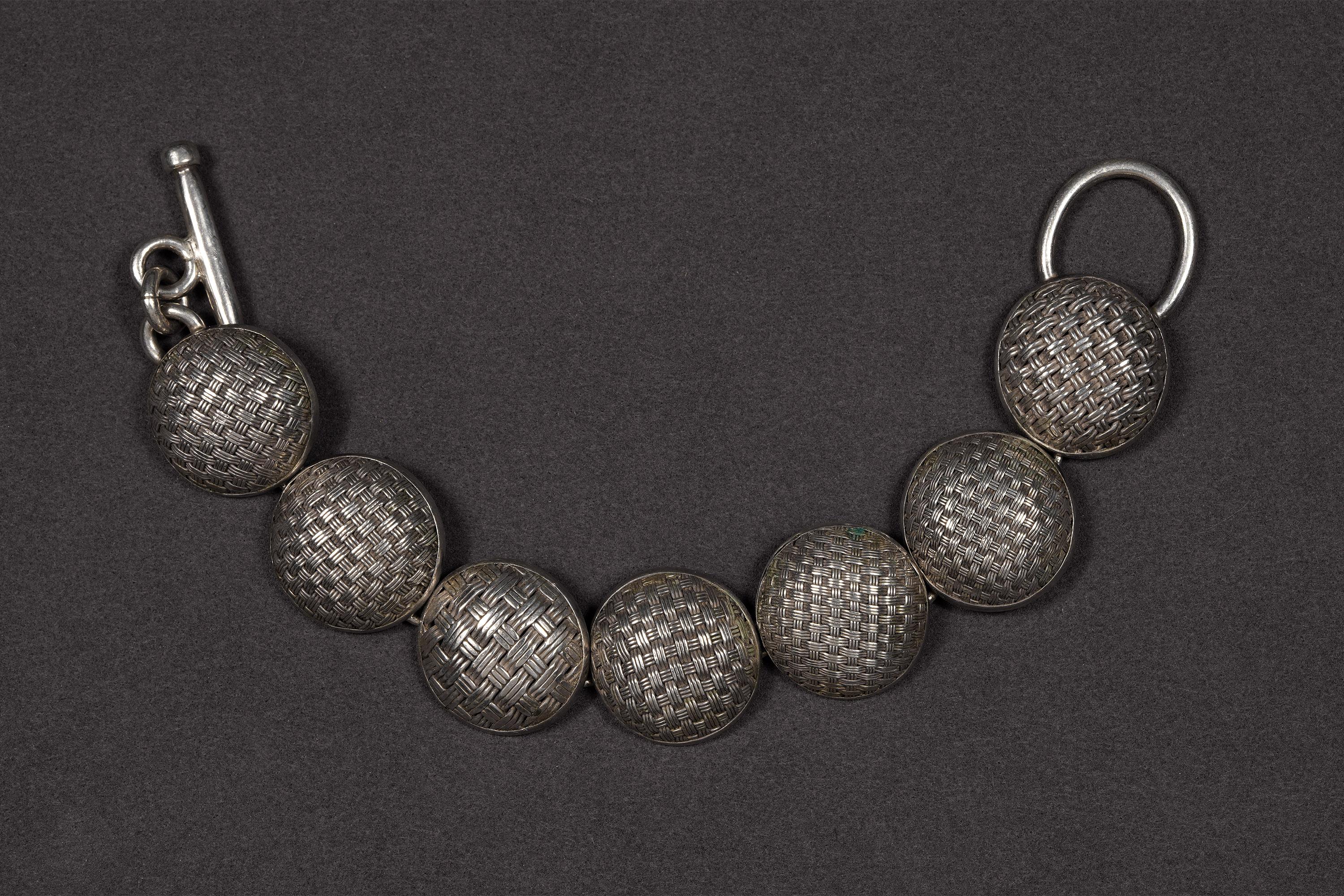John Hardy - Bracciale a sette dischi in argento sterling

Bracciale a sette dischi fuso, intrecciato e rifinito a mano da John Hardy.
Caratterizzato da  la sua complessa arte della tessitura a catena. Firmato dal designer.

Dimensioni:
Lunghezza
