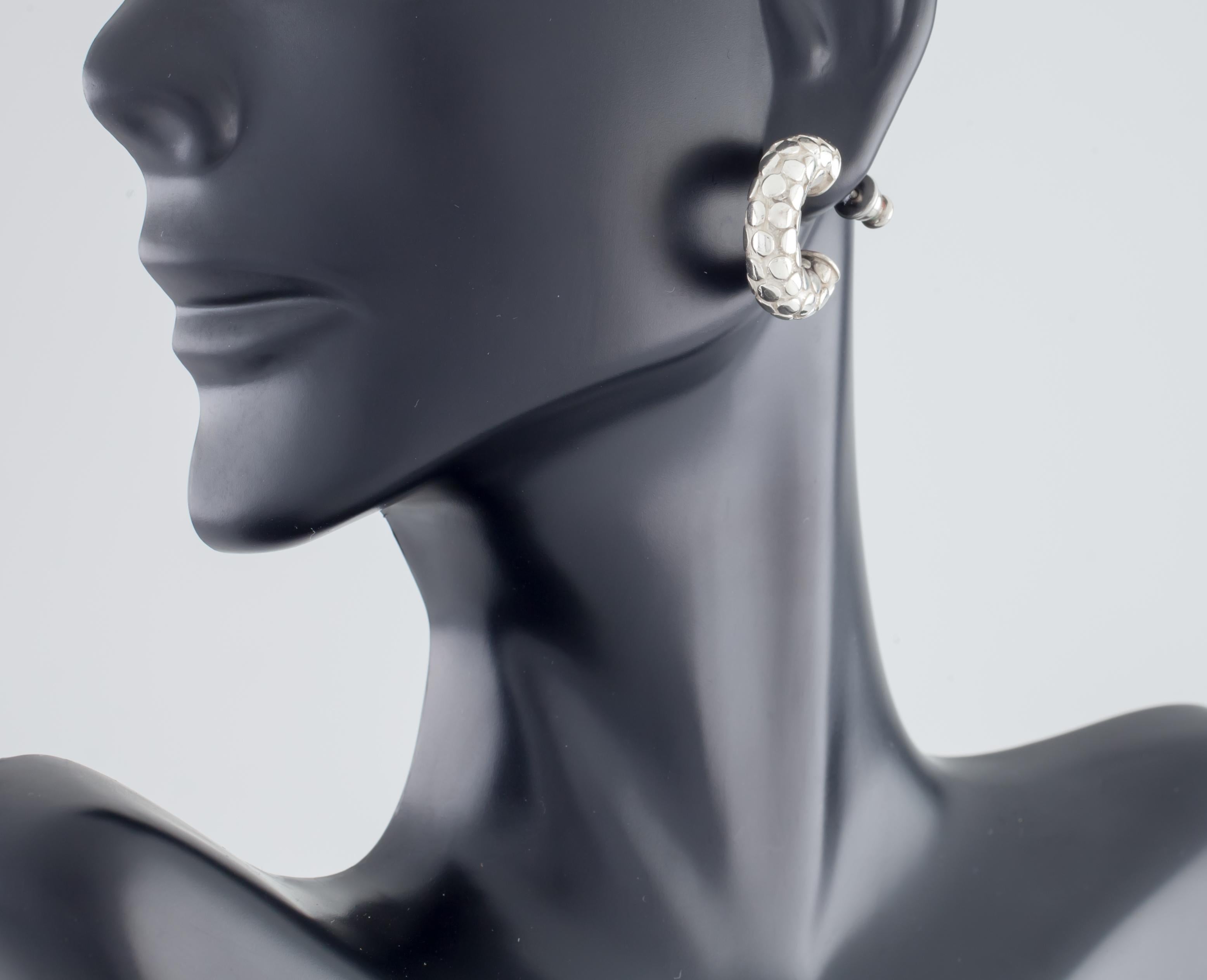 Gorgeous sterling silver hoop earrings by John Hardy.
Diameter: 18 mm.
Width: 5 mm.
Metal: 0.925 sterling silver.
Weight: 8.5 grams.