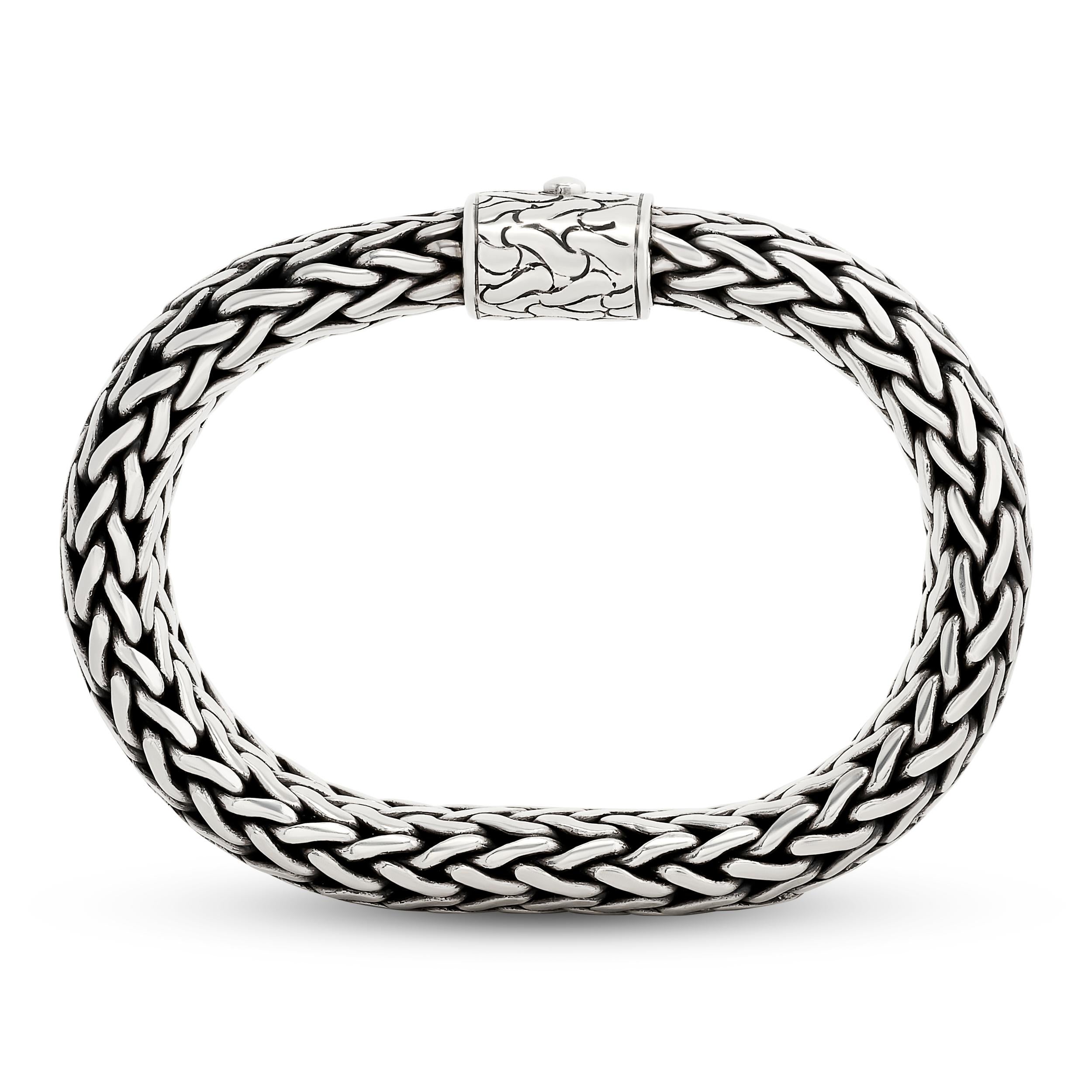 Un'affermazione audace e senza tempo: questo braccialetto a catena larga di John Hardy, realizzato in argento sterling, emana forza e raffinatezza.

Firmato 
