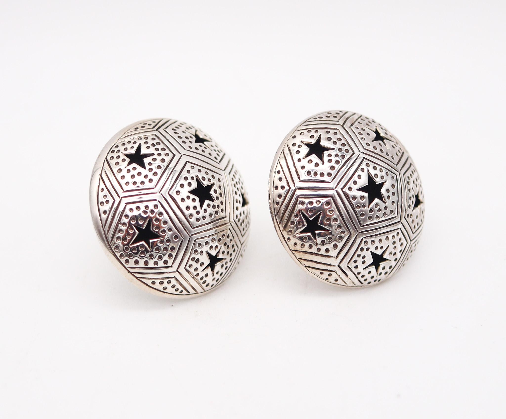 Par de pendientes de clip diseñados por John Hardy.

Precioso e inusual par de pendientes de clip, creados por el joyero y diseñador Jonh Hardy. Este par se ha elaborado como una cúpula celeste con múltiples estrellas en plata de ley .925/.999 con