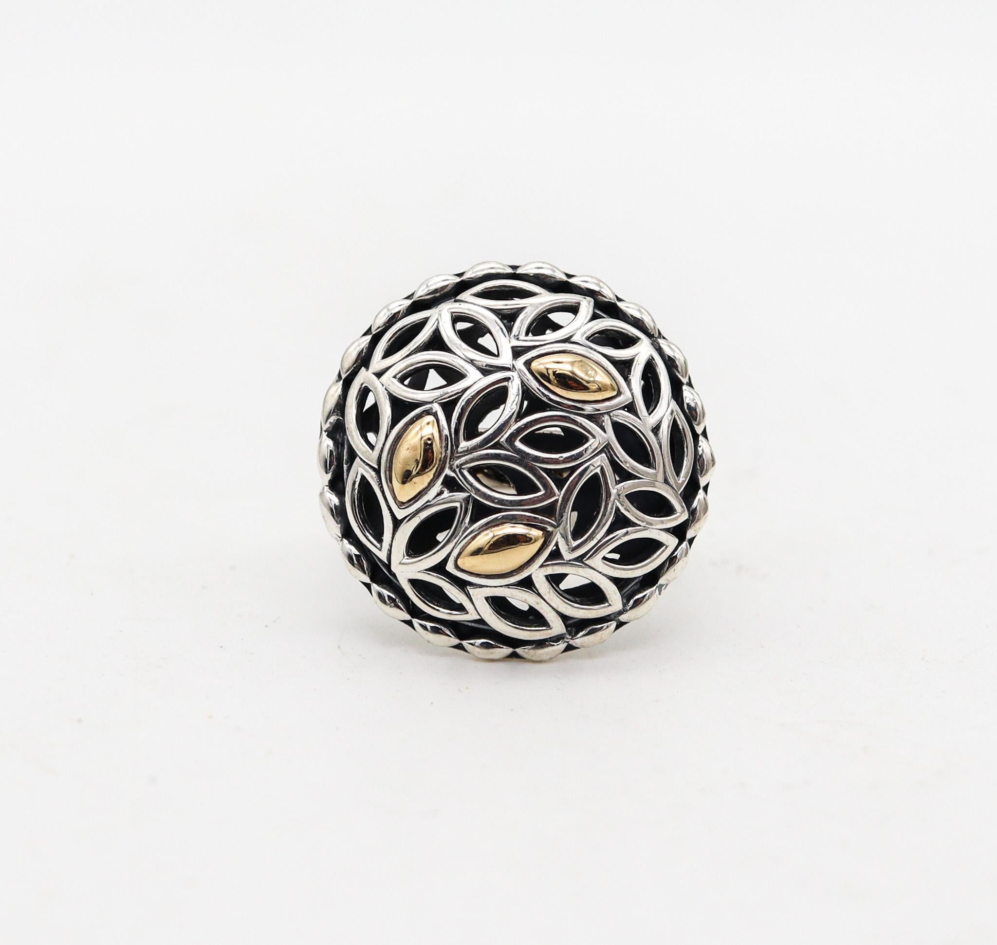 Ein Ring von JH, entworfen von John Hardy.

Wunderschöner Cocktailring, entworfen in Thailand von dem Juwelier und Designer Jonh Hardy. Dieser gewölbte Ring ist aus 925er/999er Sterlingsilber mit Akzenten aus 14-karätigem Gelbgold gefertigt. 