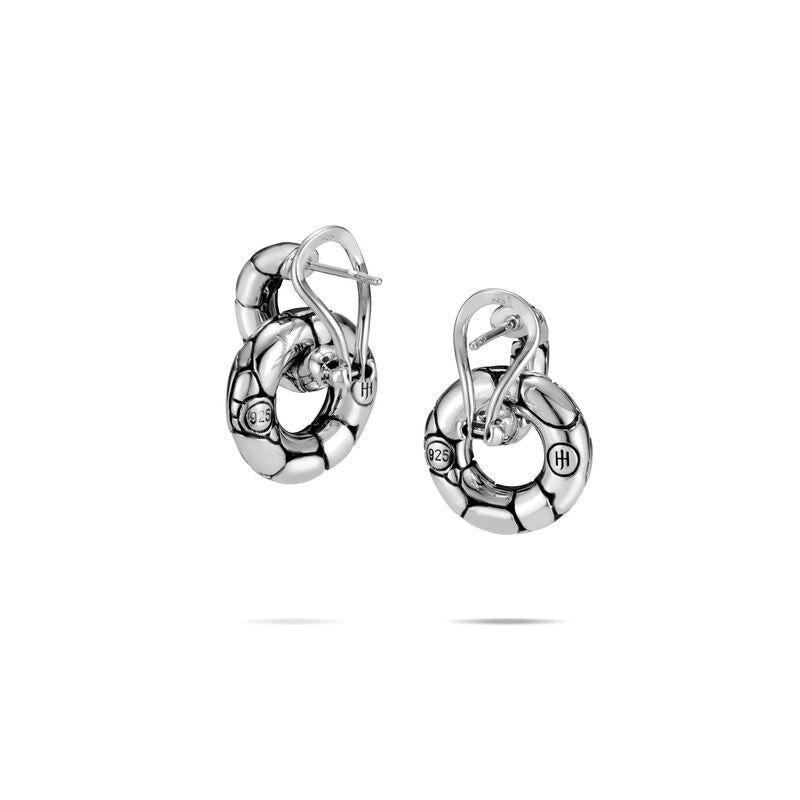 John Hardy Frauen Kali Silber kleine Türklopfer Ohrringe.
Sterlingsilber
Ohrring misst 22mm x 17mm
Omega Rücken 
EB2098