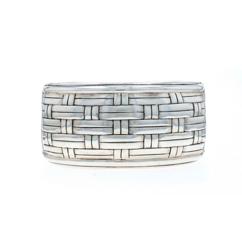 Marque : John Hardy
Design :  Manchette à charnière tissée

Contenu métallique : Argent sterling

Style de bracelet : Manchette
Type d'attache : Kick à charnière (glisse sur le poignet)

Mesures

Circonférence intérieure : 6 1/2