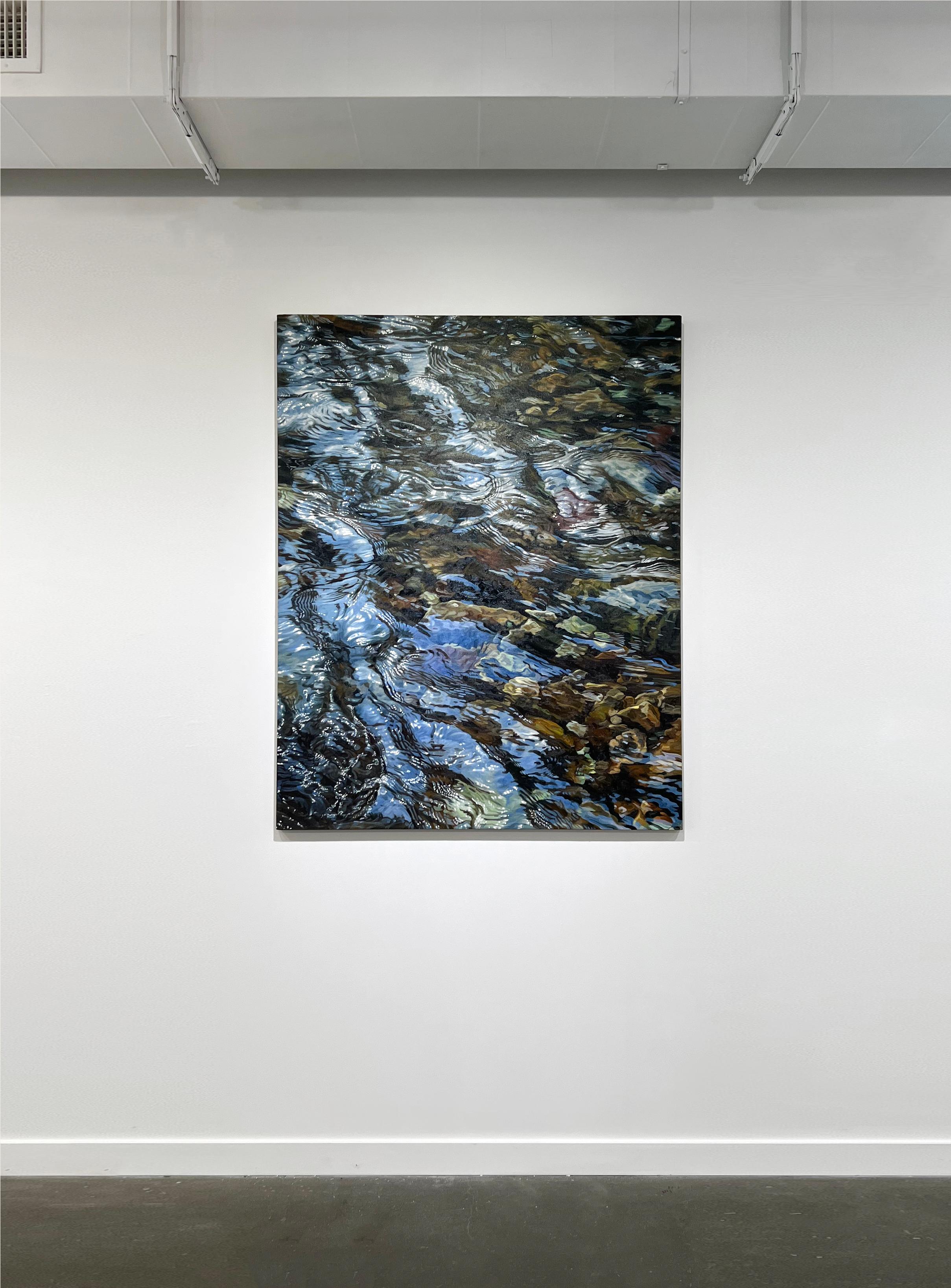 Cette peinture à l'huile réaliste originale sur lin de John Harris présente une vue très détaillée, recadrée et rapprochée de l'eau ondulant légèrement sur les rochers. L'eau reflète la lumière au-dessus d'elle pour ajouter de la dimension et de la