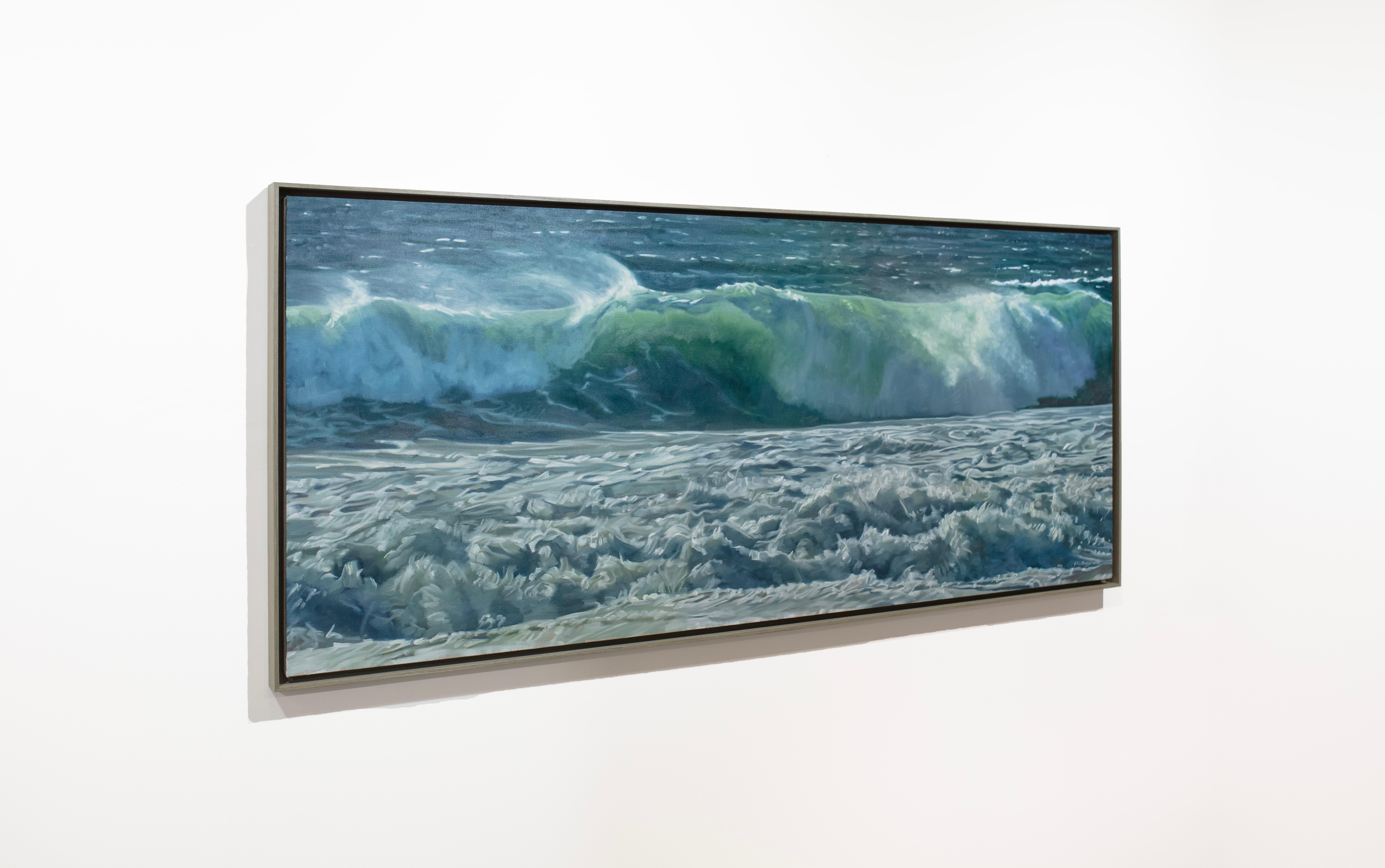 Cette peinture à l'huile côtière de John Harris présente une palette de bleus et de turquoises frais et capture une vue réaliste en gros plan des vagues de l'océan s'écrasant sur un rivage. Elle est réalisée avec de la peinture à l'huile sur une