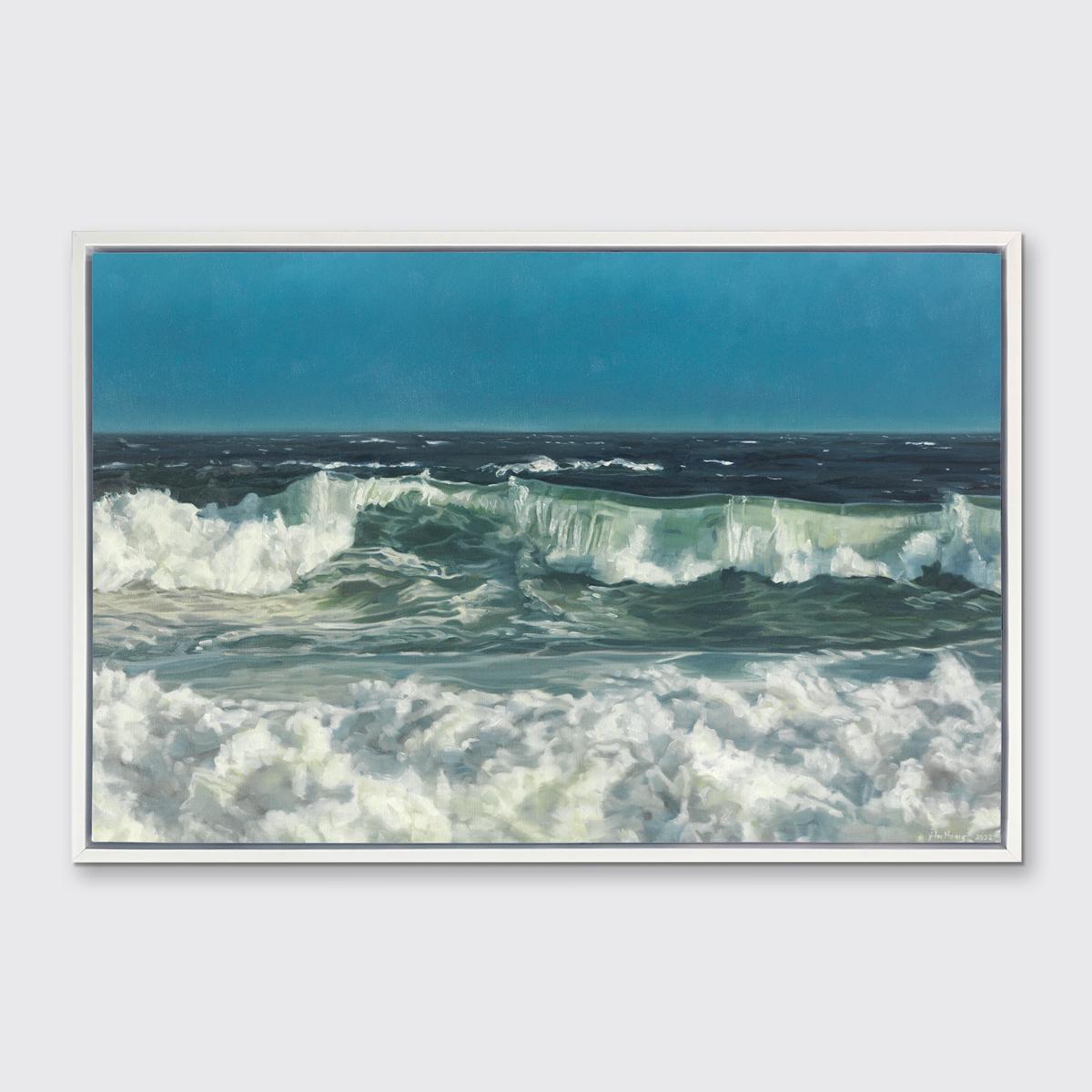 Cette impression de paysage marin en édition limitée de John Harris capture une vue très détaillée des vagues de l'océan qui s'écrasent près d'un rivage sous un ciel bleu clair. Il présente un mélange de tons bleus froids et de verts marins, mis en