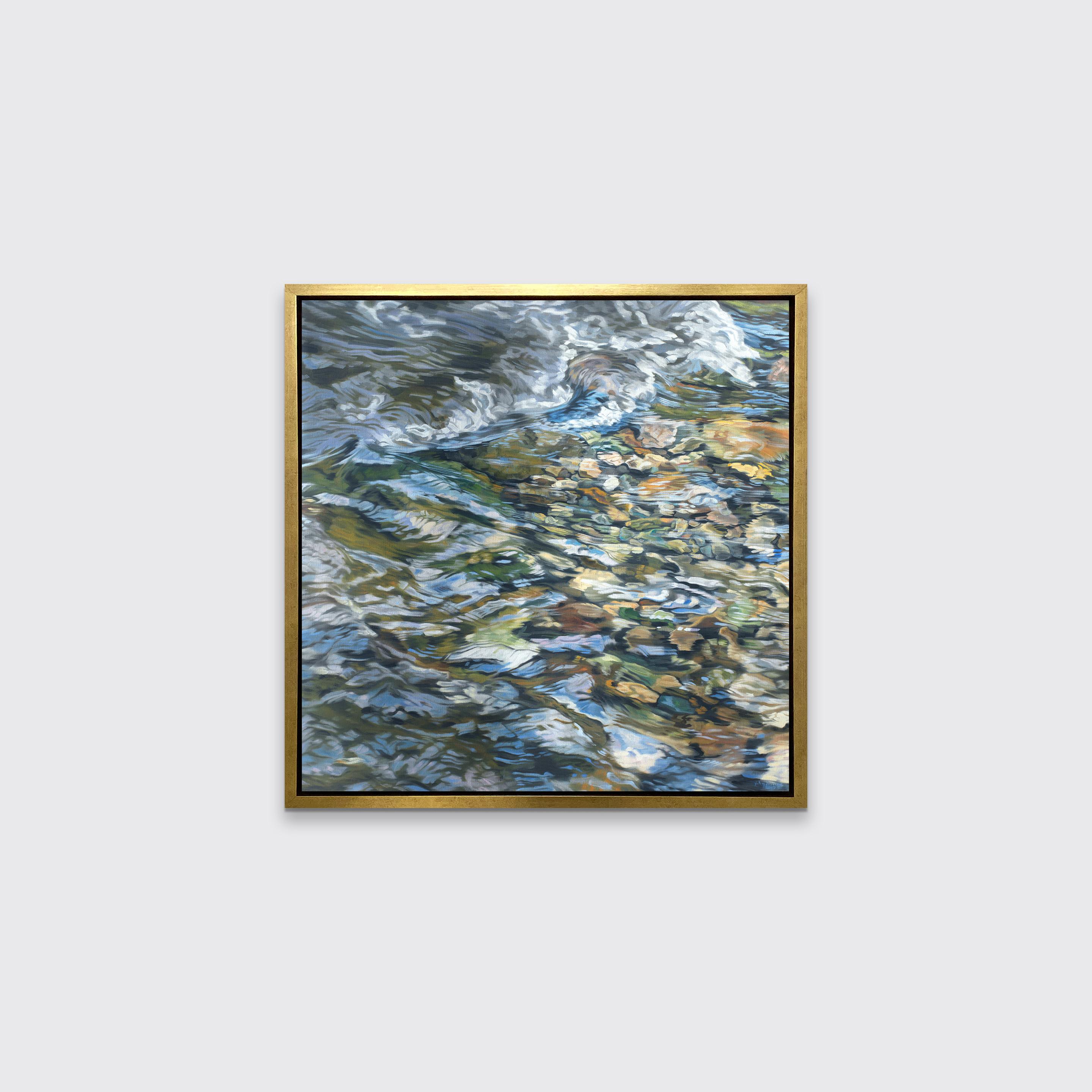 Cette impression réaliste en édition limitée capture une vue très détaillée et rapprochée de l'eau d'une rivière s'écoulant sur de petits rochers colorés. Au-dessus des formes, des textures et des couleurs terreuses des rochers, l'eau reflète la