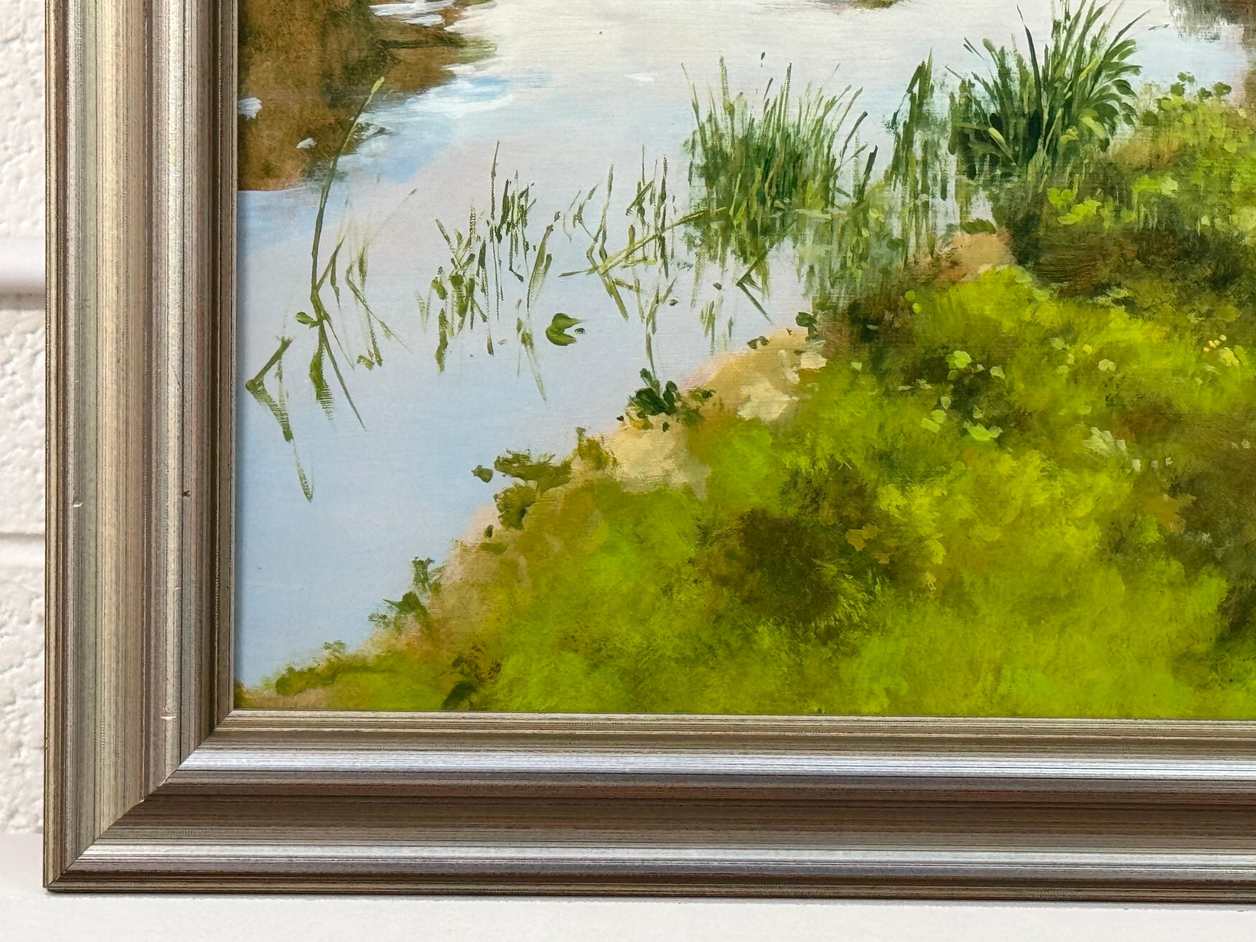 Hombre paseando al perro junto a un río en la exuberante campiña inglesa en venta 6