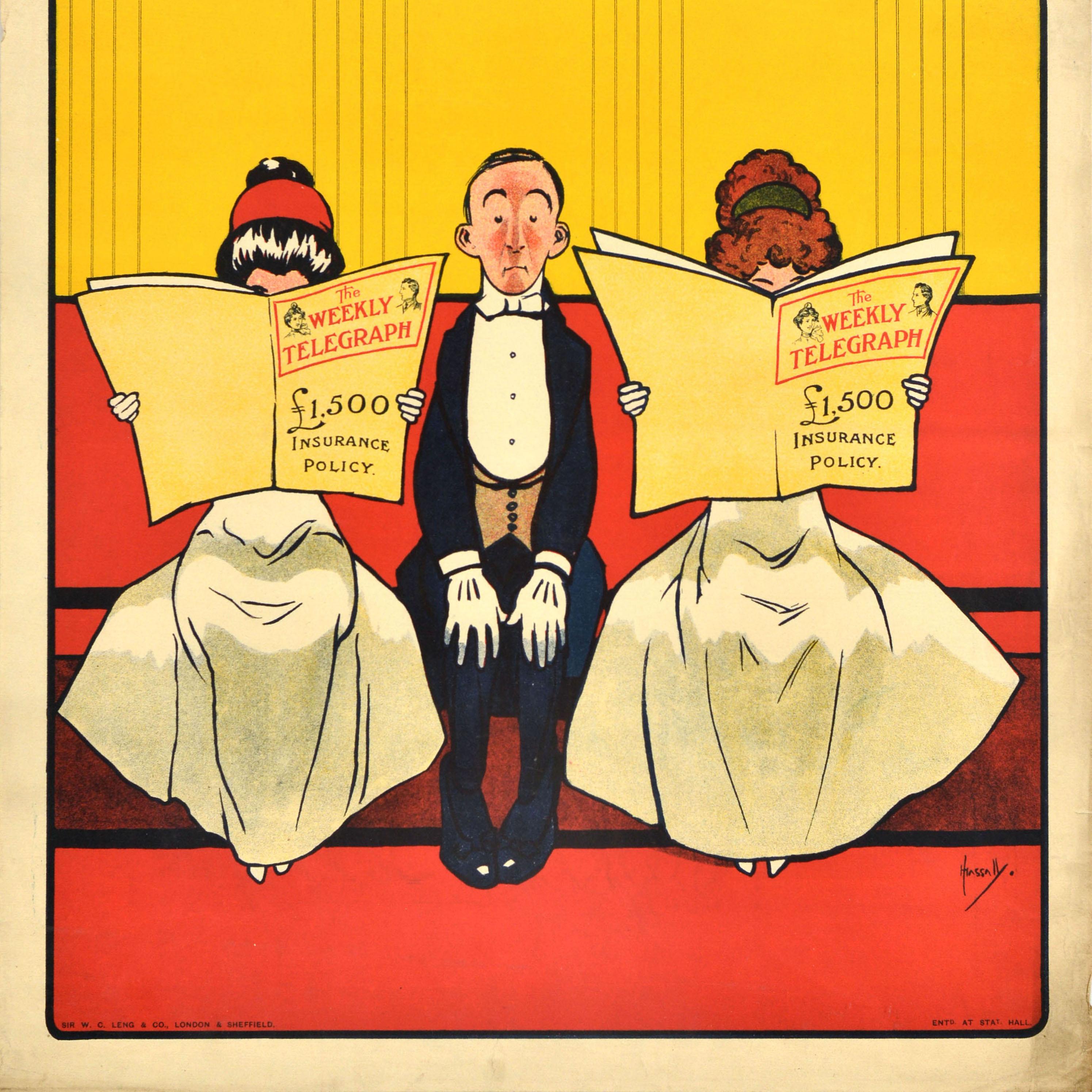 Affiche publicitaire originale d'un journal ancien - The Weekly Telegraph - comportant une illustration amusante et colorée du célèbre artiste John Hassall (1868-1948) d'un homme en costume élégant et gants blancs assis entre deux dames en robes