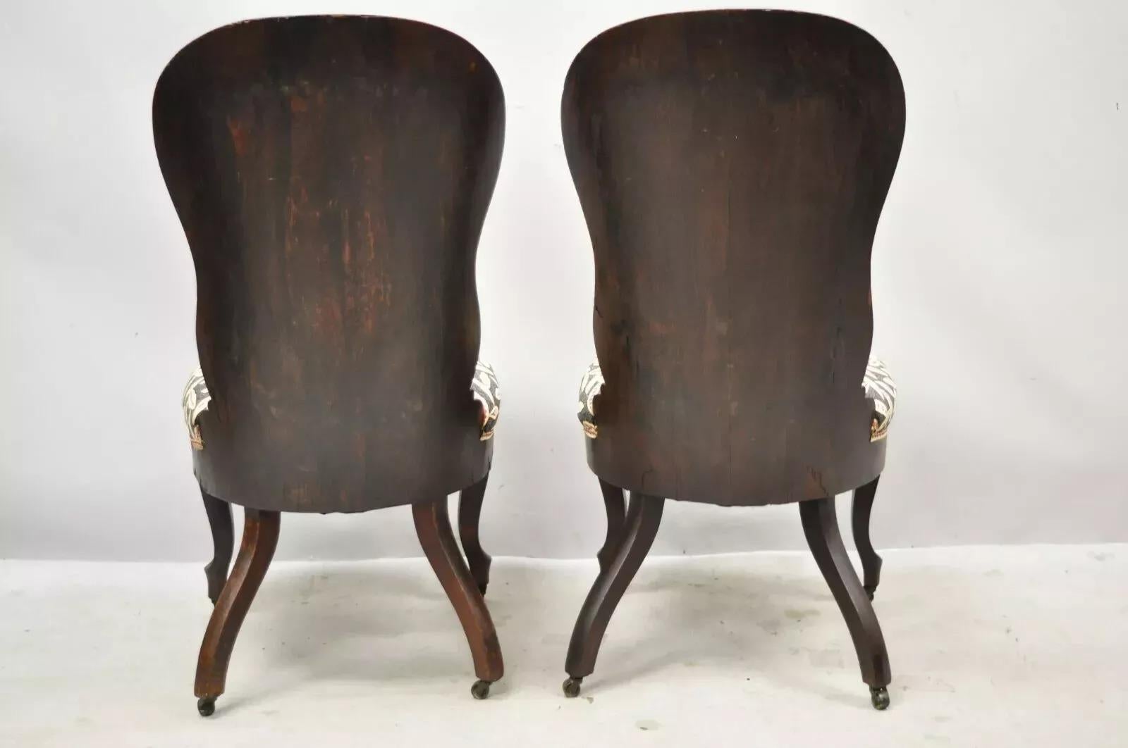 Antiguas sillas de salón John Henry Belter de palisandro laminado victoriano - un par. El artículo presenta respaldos de madera curvada de palisandro laminado, hermosas vetas de madera, patas cabriolé, sillas antiguas muy bonitas, gran estilo y