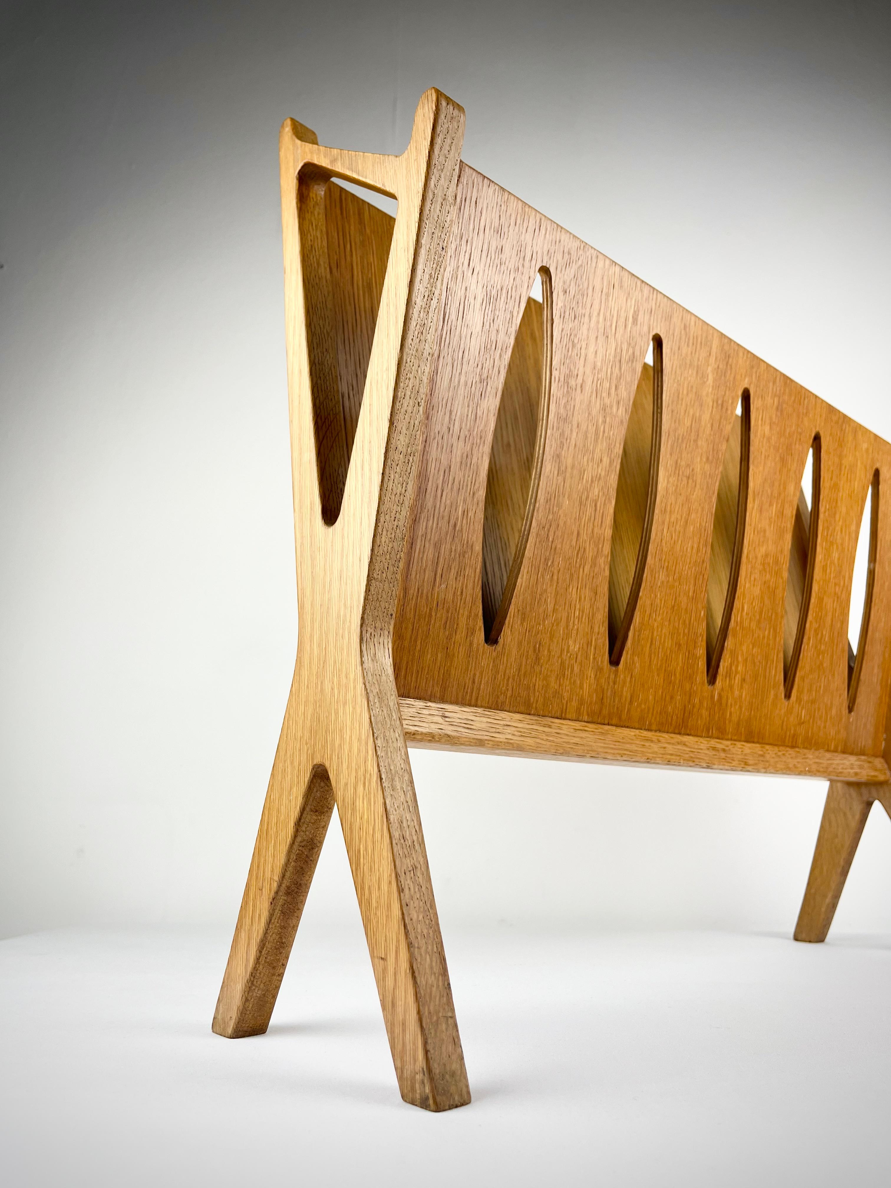 I never grow tired of these perennially stylish John Herbert designed magazine racks… this one in oak!
Produced in the 1960s by quality British furniture maker A. Younger Ltd, these sleek magazine racks came in a variety of other finishes including