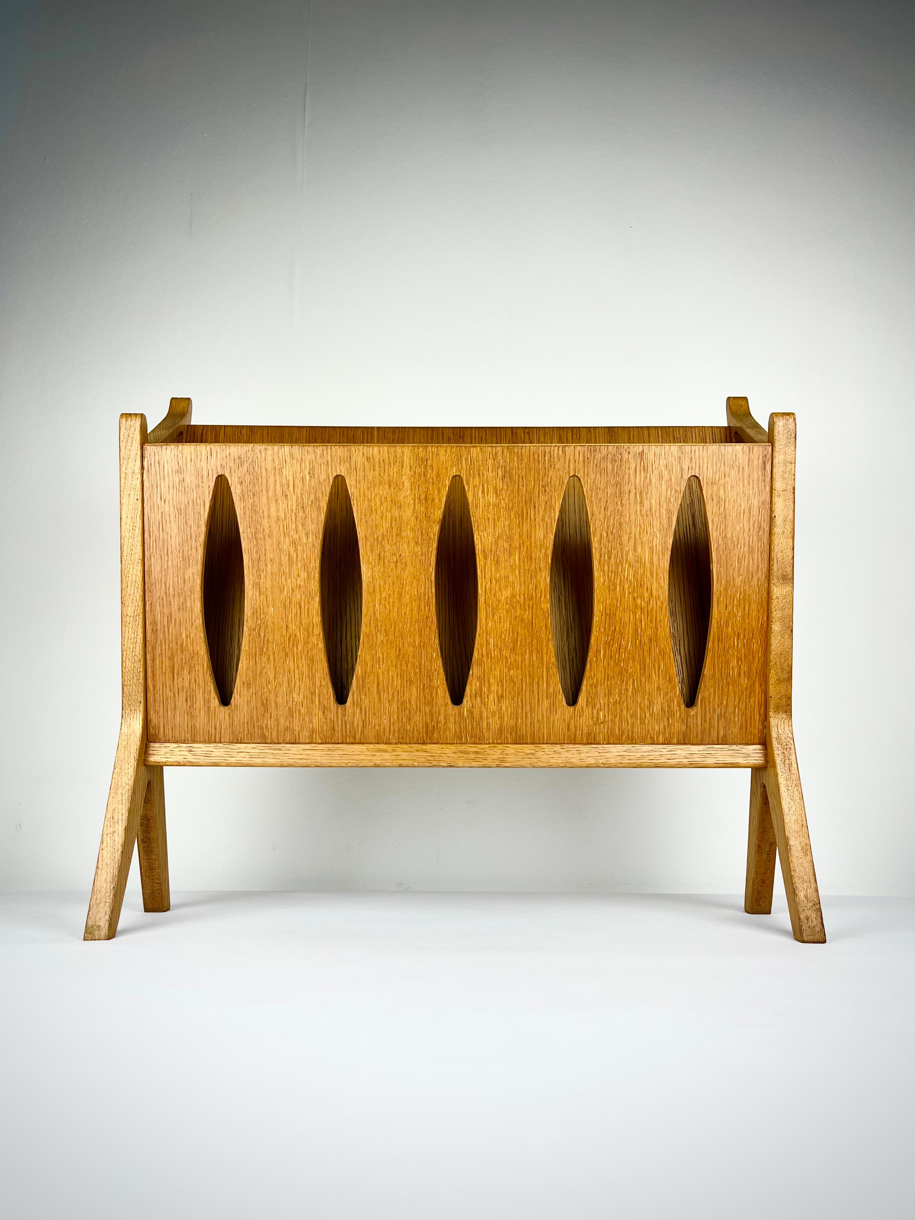 English John Herbert for A. Younger Ltd 1960s magazine rack in oak