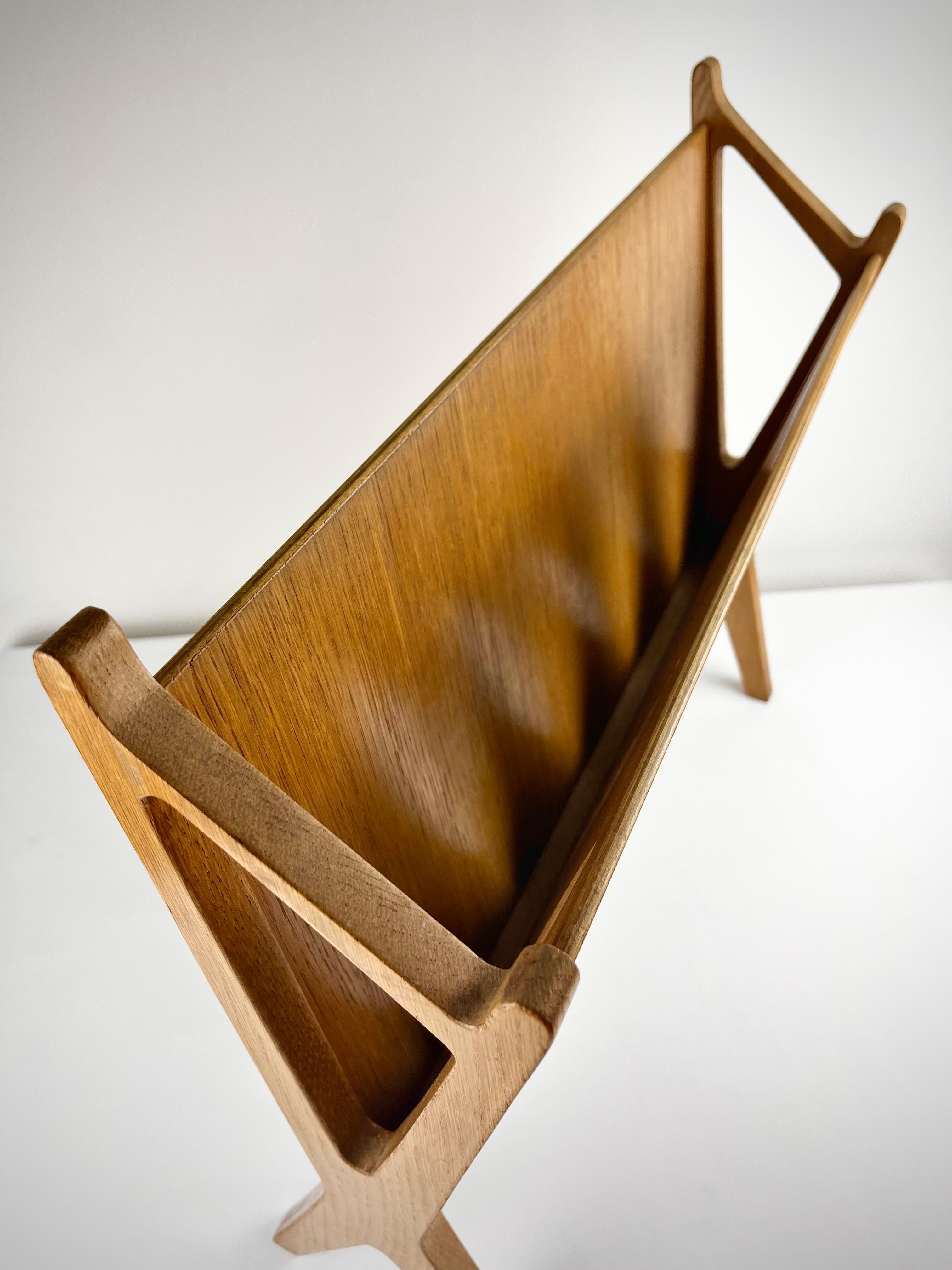 Mid-20th Century John Herbert for A. Younger Ltd 1960s magazine rack in oak