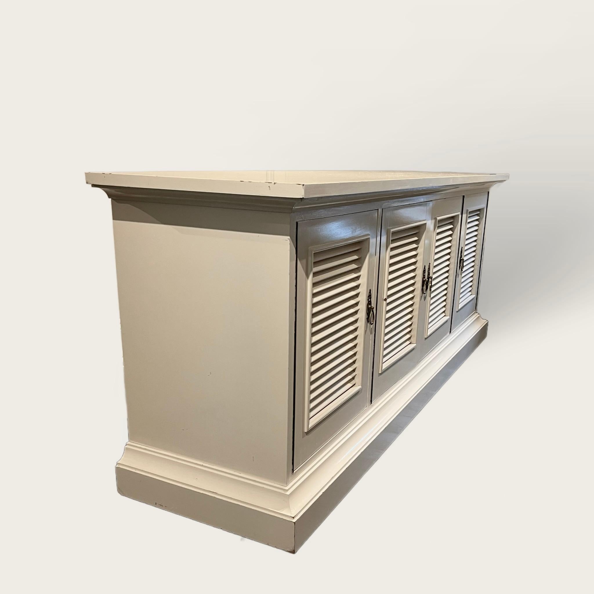 Una lunga credenza dipinta in melamina bianca con interni in legno di ciliegio.

A. Younger Ltd. è stata un'azienda britannica di mobili di alta qualità che ha guidato lo stile e il gusto contemporaneo negli anni '50, '60 e '70. I mobili Younger