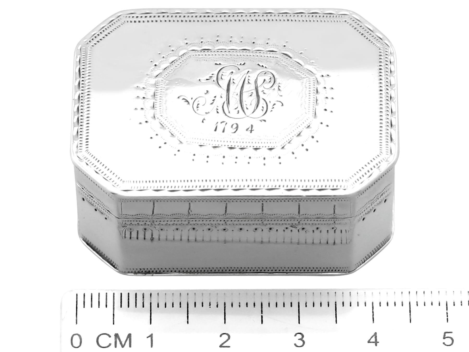 John Holloway Antiguo rallador de nuez moscada de plata de ley de 1792 en venta 3