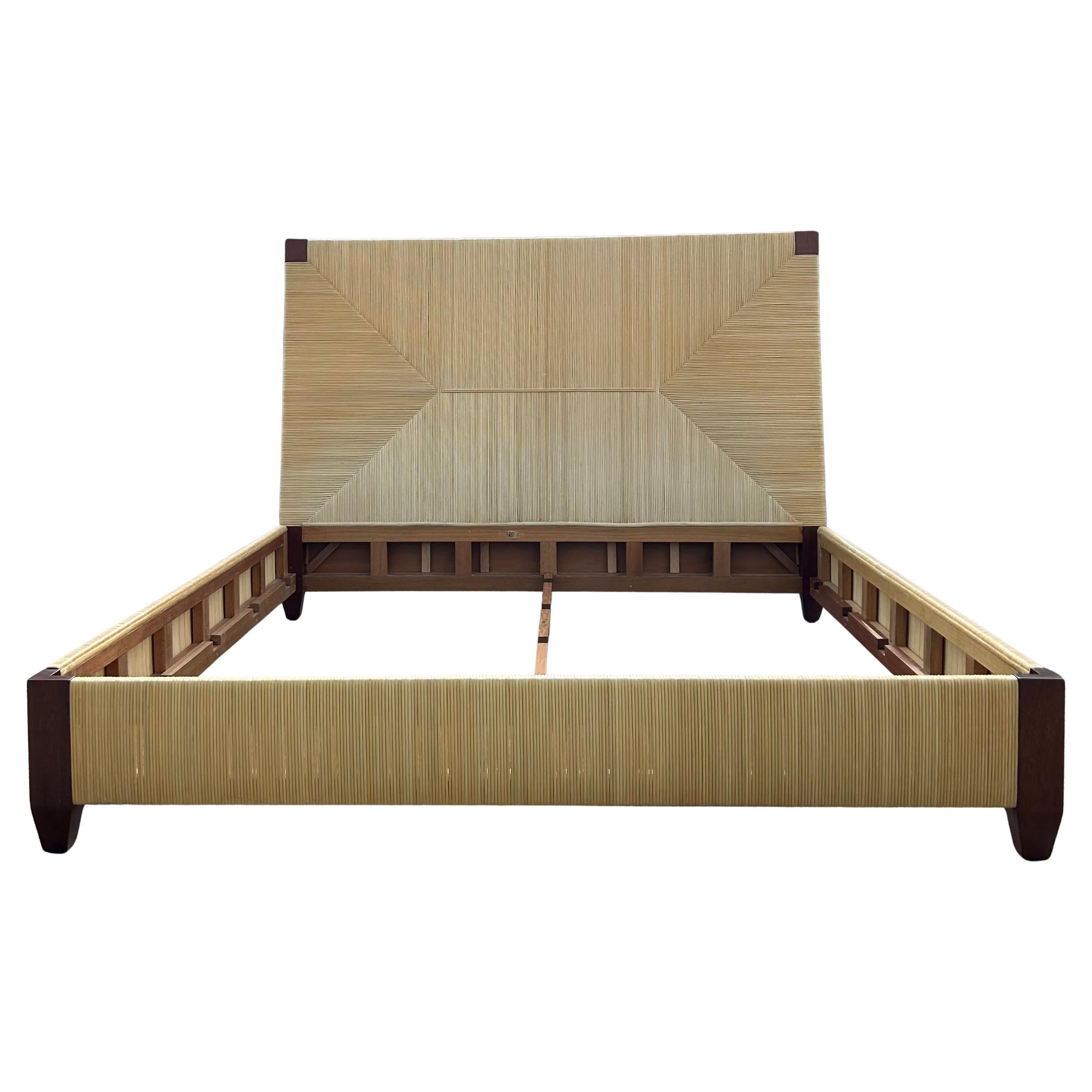 Estructura de cama John Hutton Donghia "Merbau" de caoba Rush King con junco tejido