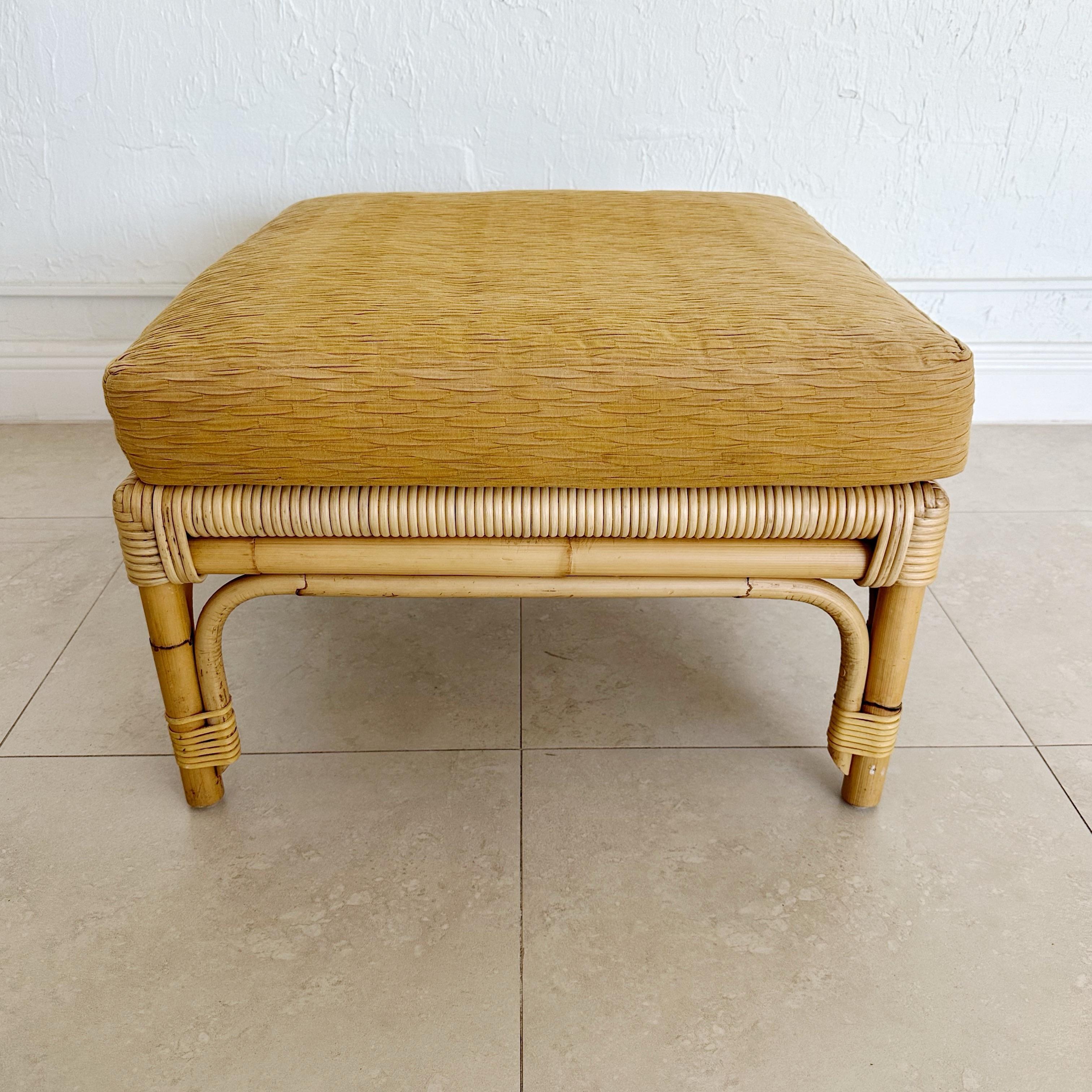 John Hutton para Donghia Otomana de bambú y ratán envuelto con un cojín. Fabricado en la década de 1980. Tejido original con pequeños desteñidos y decoloración. Listo para tapizar a medida. En buen estado vintage.