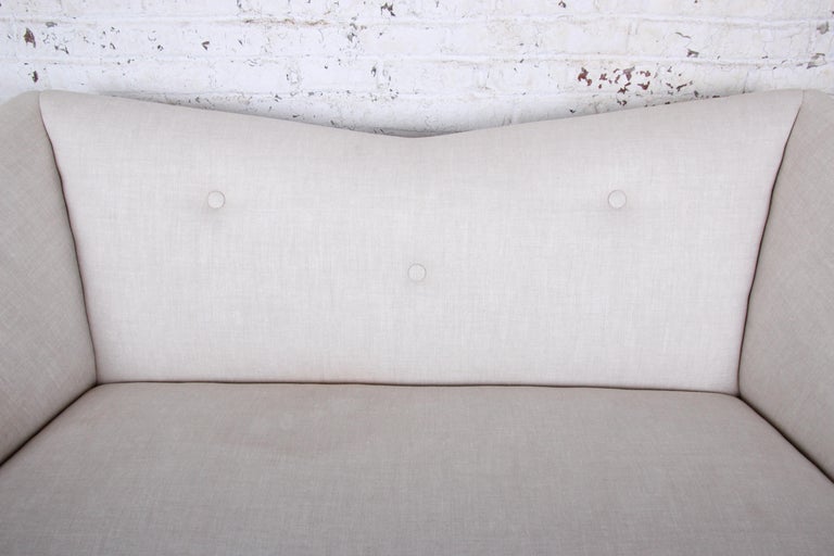John Hutton for Donghia Linen Upholstered Spirit Sofa, circa 1980s In Good Condition For Sale In South Bend, IN