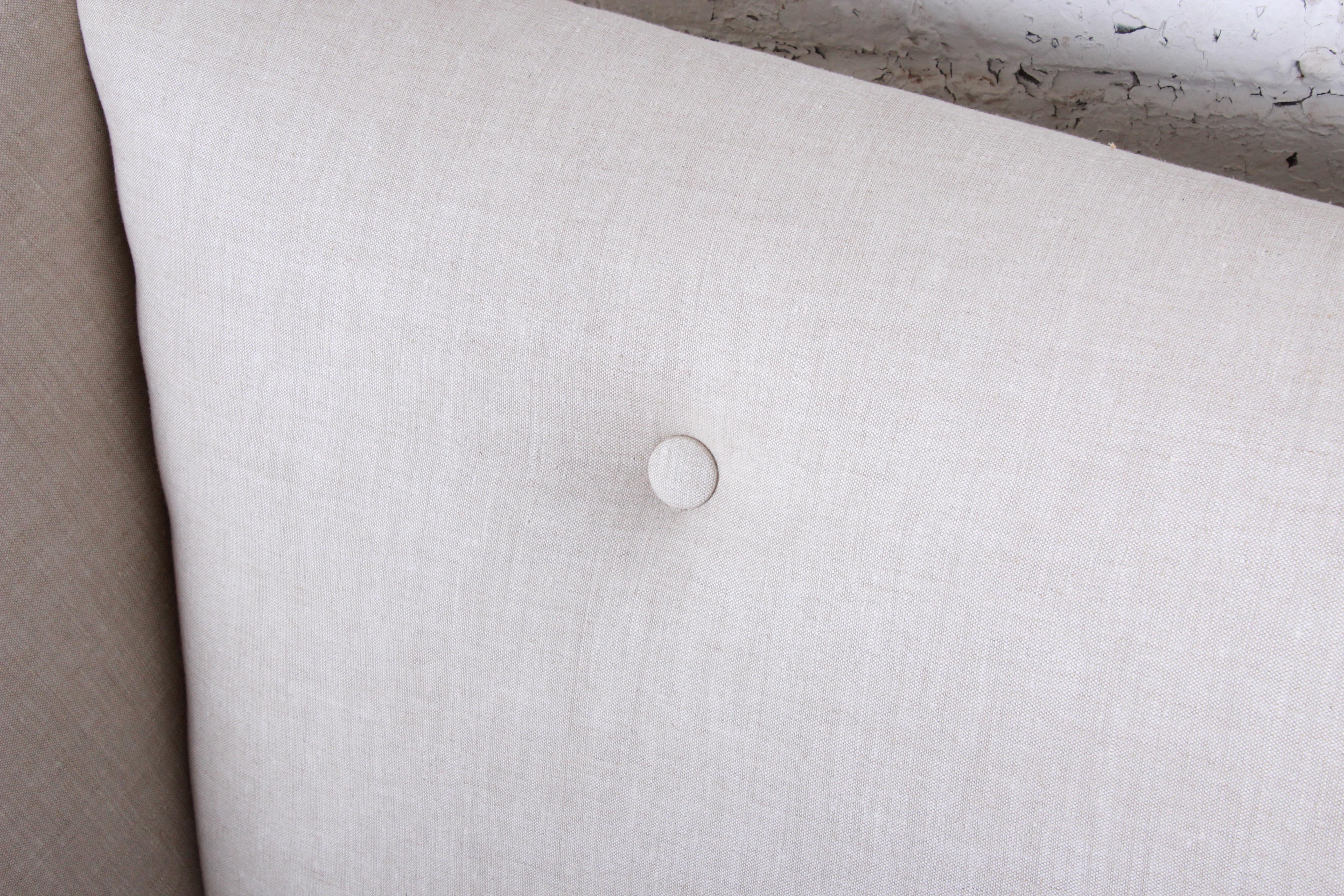 John Hutton for Donghia Linen Upholstered Spirit Sofa, circa 1980s In Good Condition For Sale In South Bend, IN