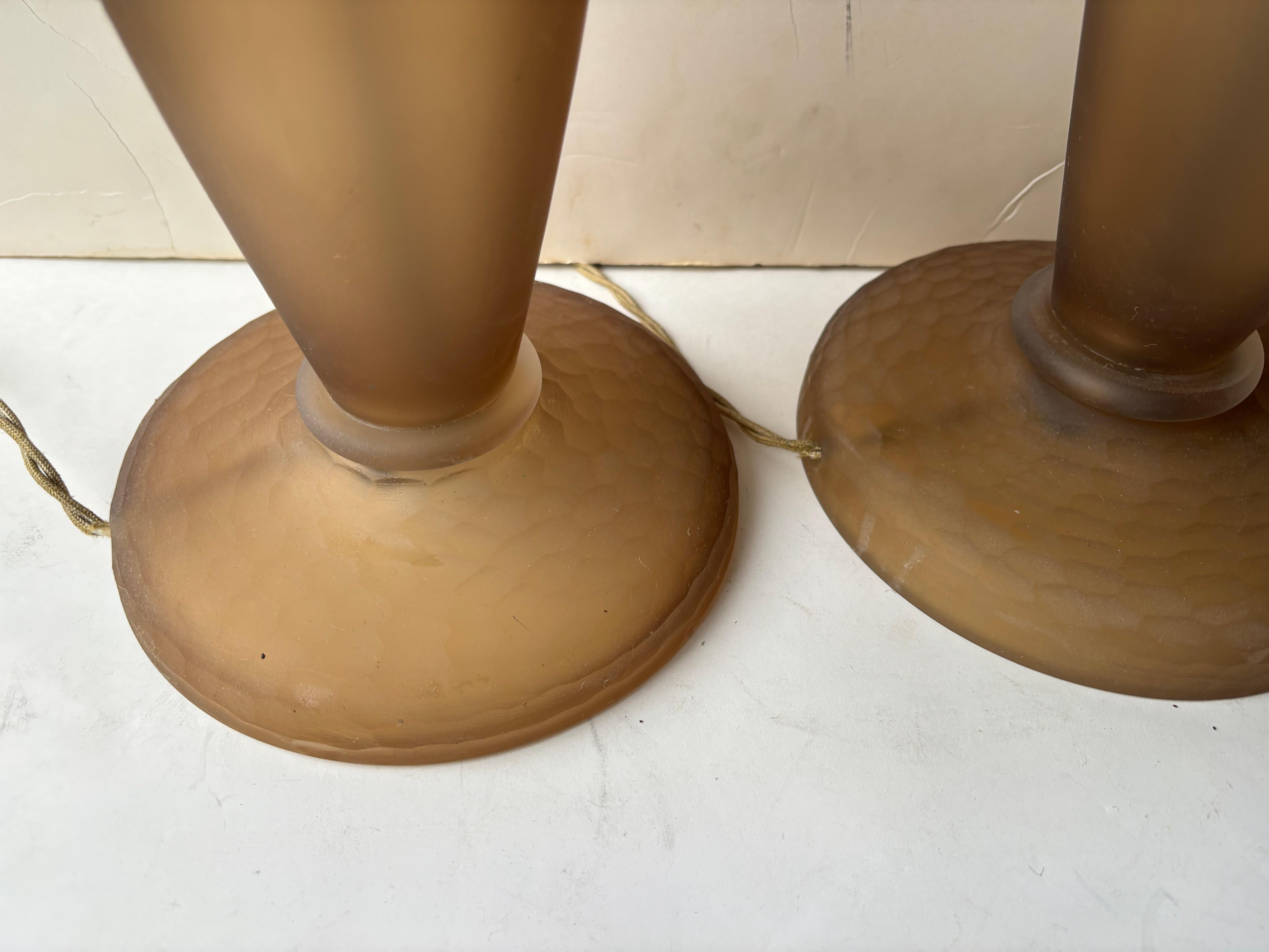 Superbe travail de Murano dans cette paire de lampes signée John Murano à côté de l'inscription sur le cordon . La base est ornée d'un travail traditionnel de Murano &Tradition. Les ampoules ne sont pas incluses.
