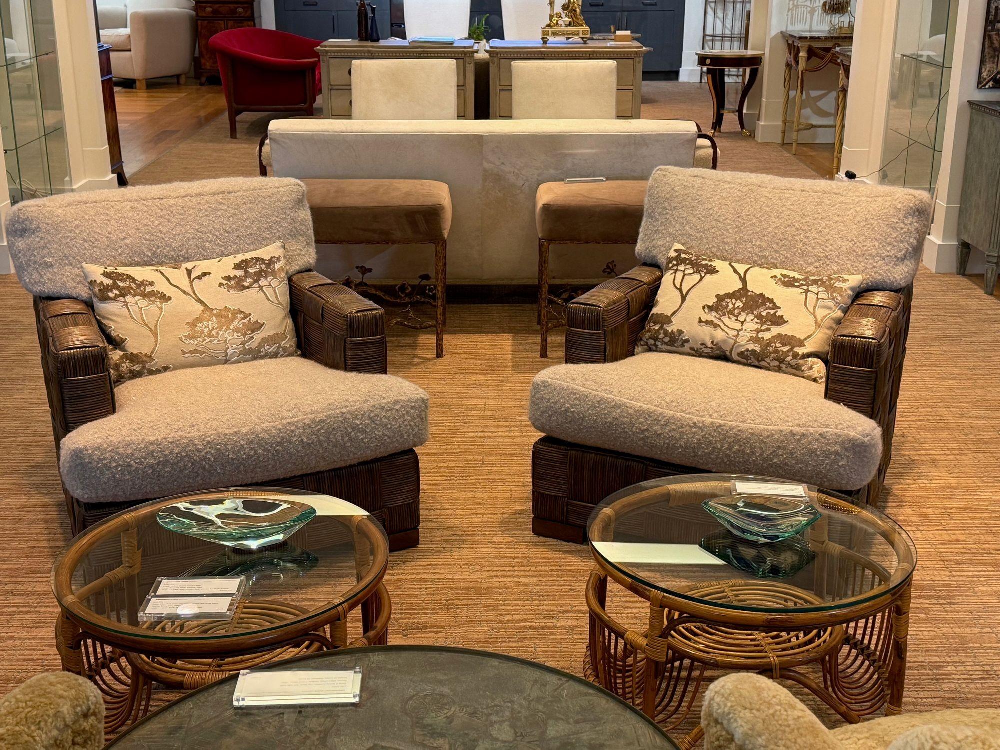 John Hutton, Geflochtenes Rohr, Mahagoni, Übergroße Lounge-Stühle, USA, 1990er Jahre (amerikanisch) im Angebot