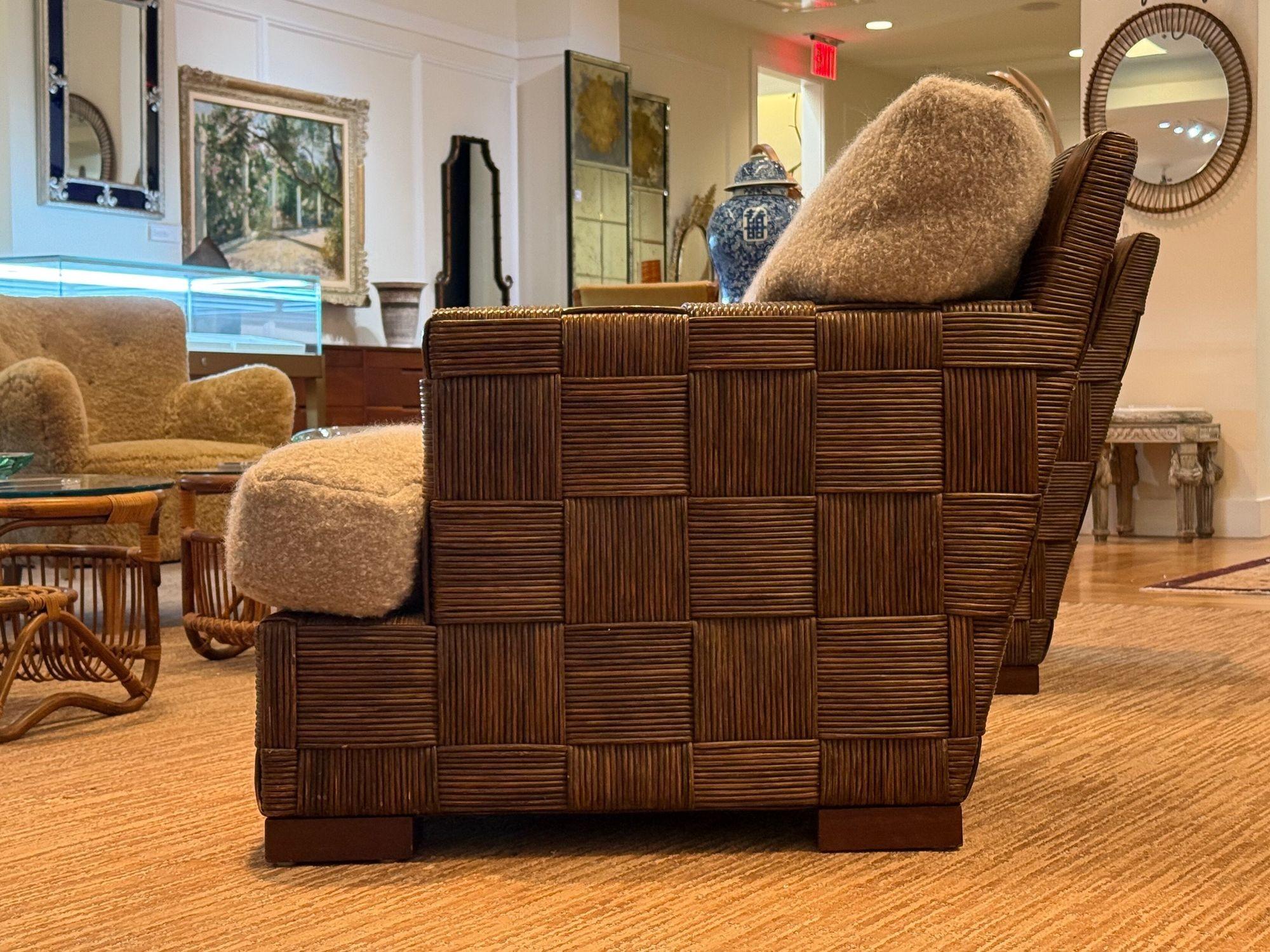 John Hutton, Geflochtenes Rohr, Mahagoni, Übergroße Lounge-Stühle, USA, 1990er Jahre (Stoff) im Angebot