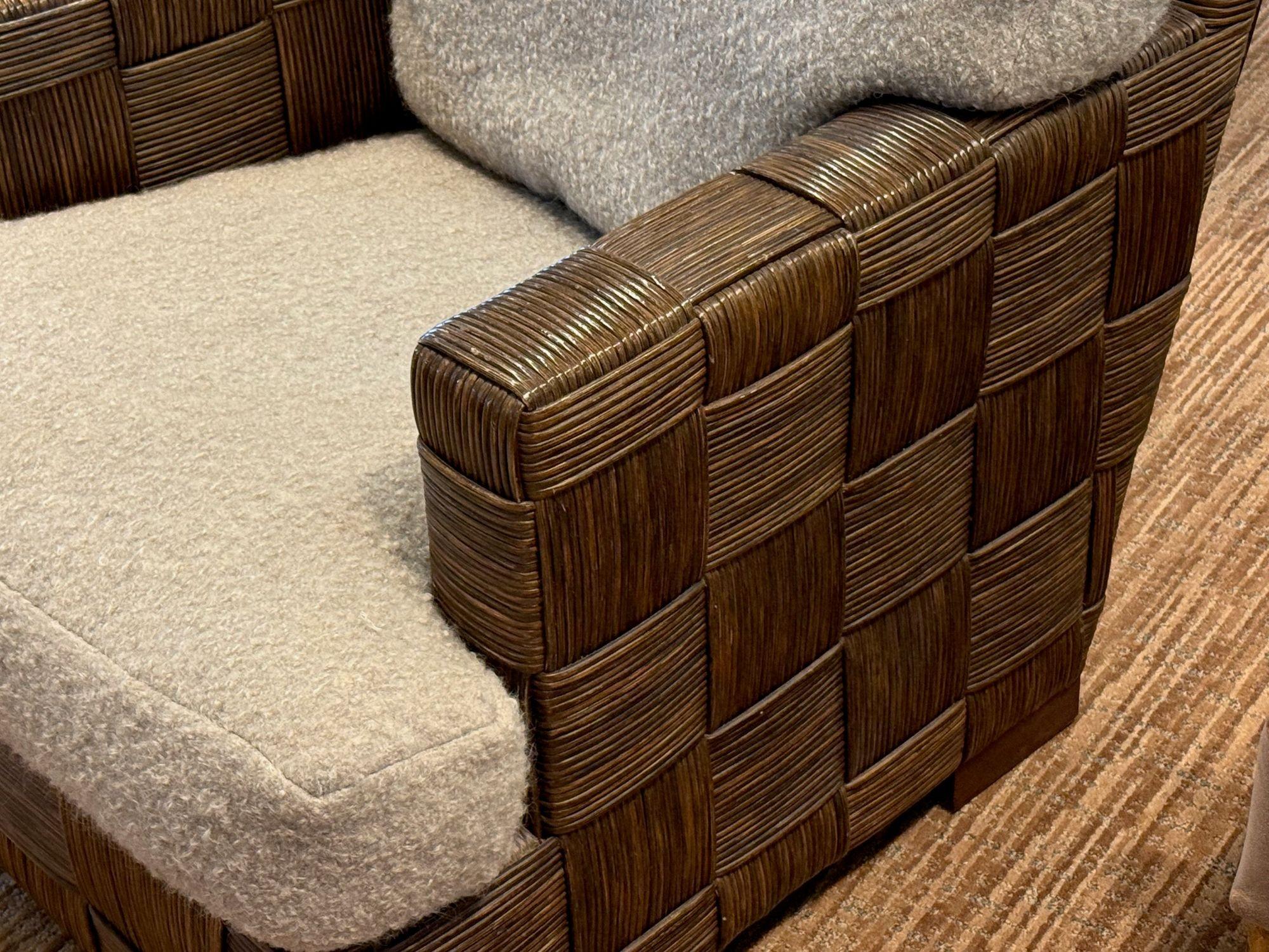 John Hutton, Geflochtenes Rohr, Mahagoni, Übergroße Lounge-Stühle, USA, 1990er Jahre im Angebot 1