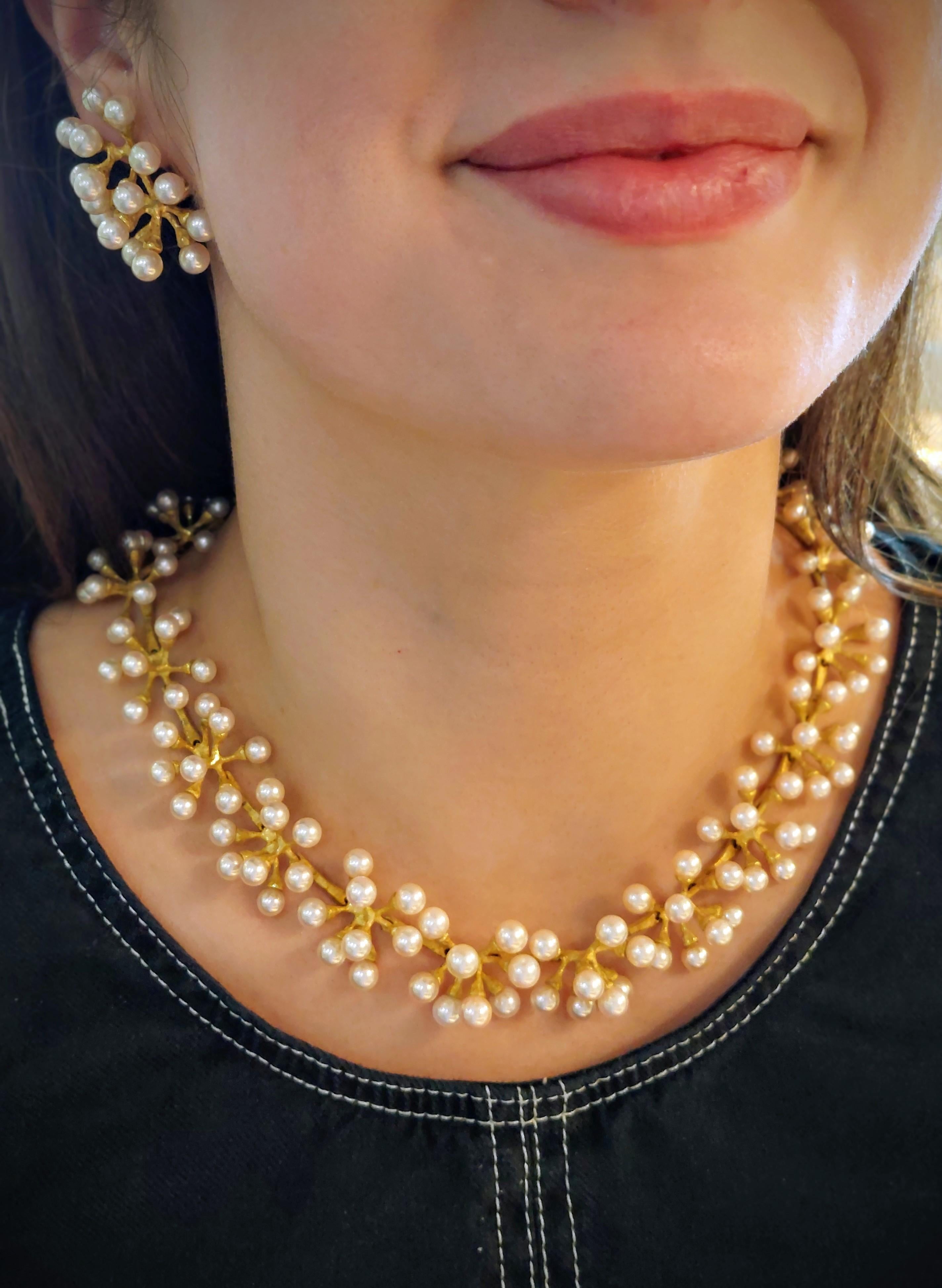 Conjunto muy especial de collar y pendientes.......

Diseñado y hecho a mano por  John Iversen

Hecho a mano en Oro Amarillo de 18 quilates con un acabado satinado aplicado a mano  y Perlas cultivadas.

Medidas del collar   16 1/2 