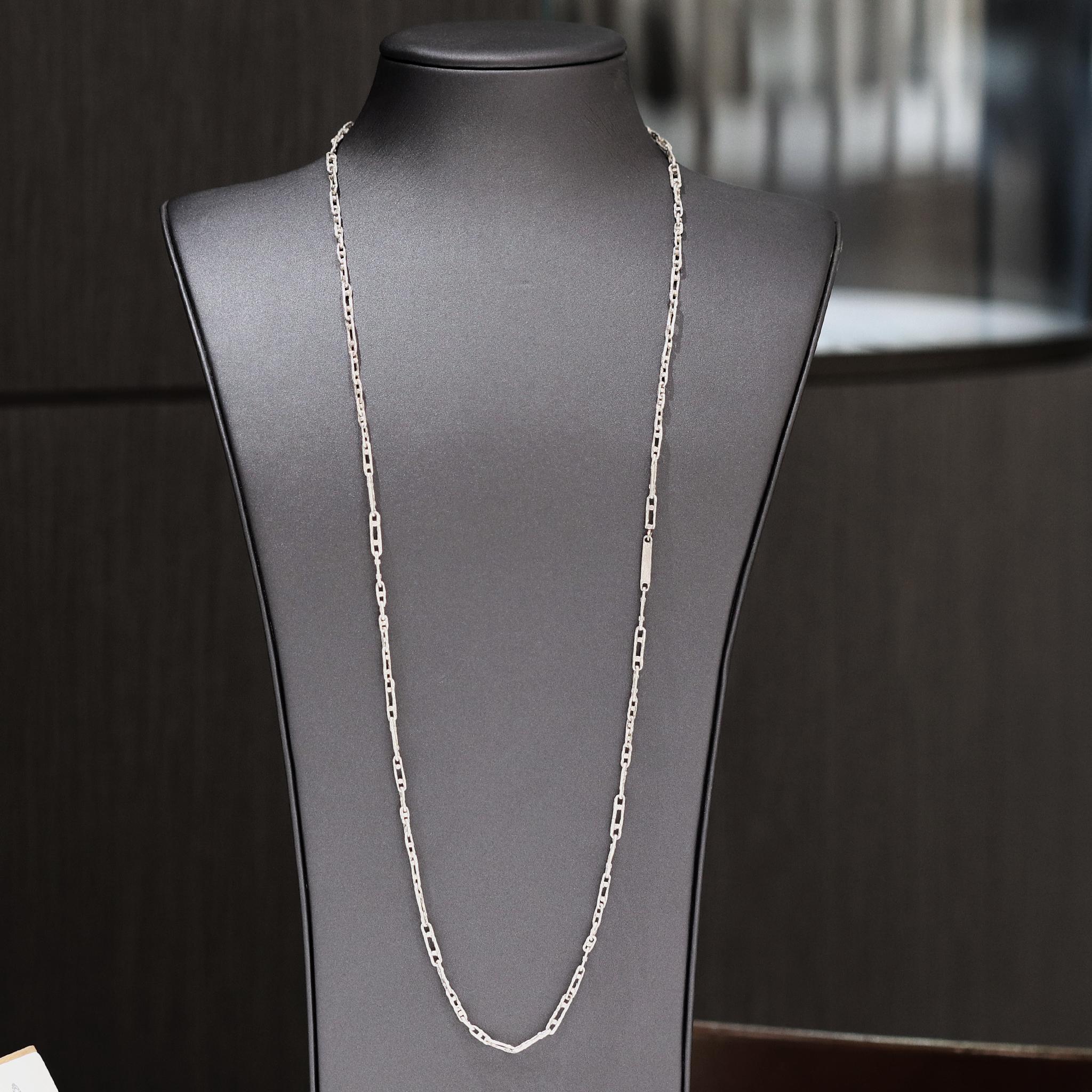 Catena Double Dot Links unica nel suo genere, realizzata dal leggendario e pluripremiato gioielliere John Iversen, con la sua firma in argento sterling finemente strutturato e dai toni distinti, con 36 pollici di intricate maglie fatte a mano