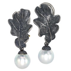 John Iversen Boucles d'oreilles goutte d'eau feuille de chêne en argent oxydé et perles d'argent faites à la main