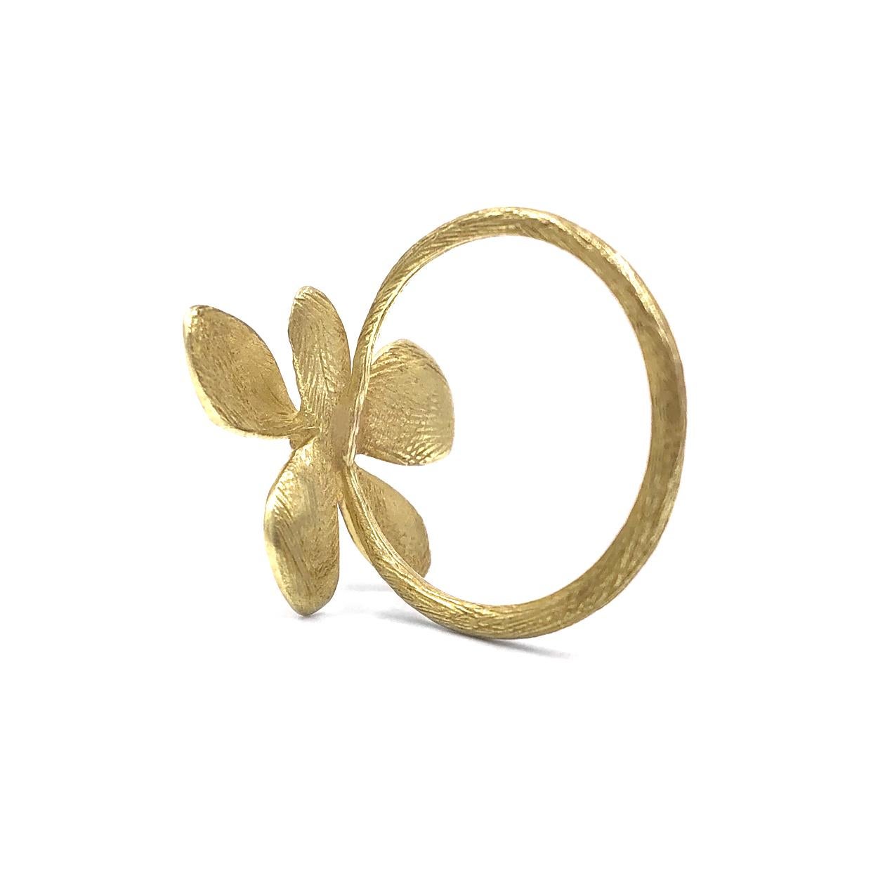 John Iversen Yellow Gold Hydrangea Petal Tapered Band Ring In New Condition In Dallas, TX